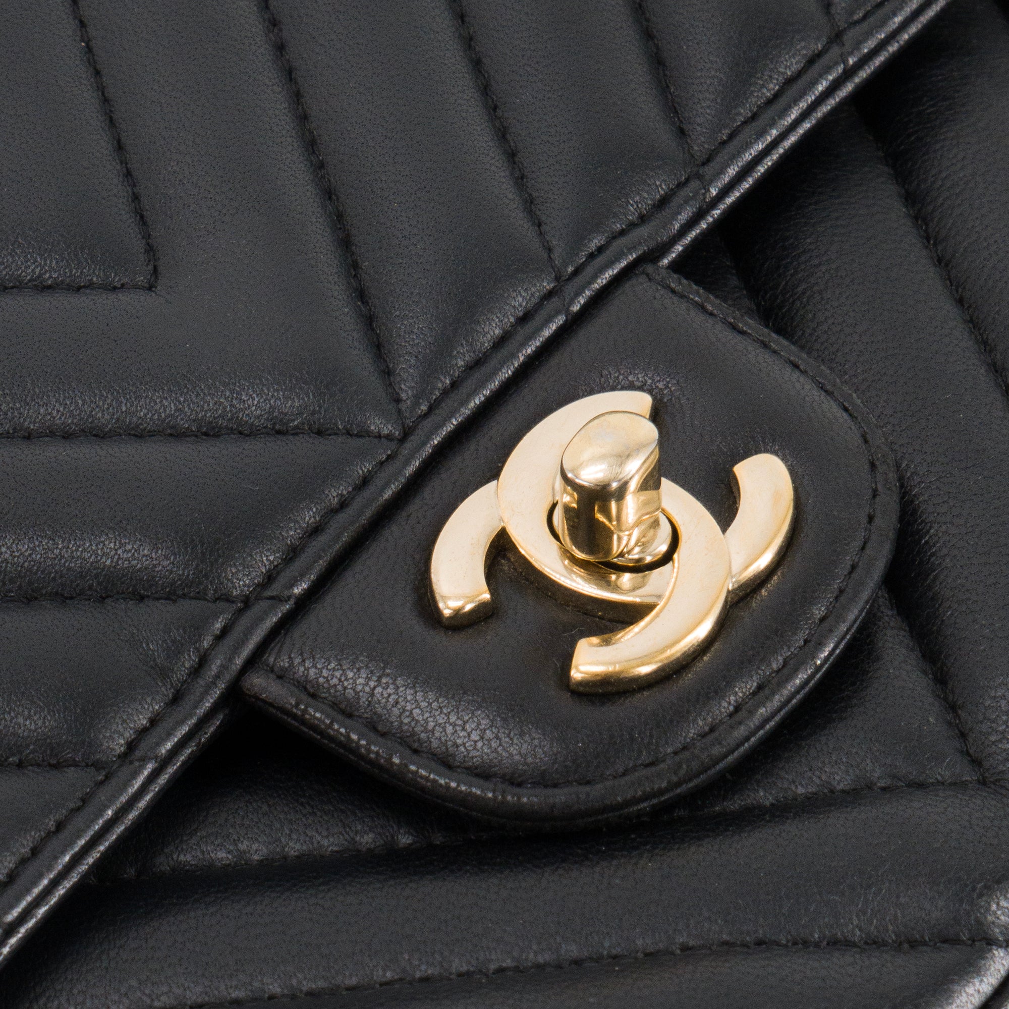 CHANEL - Sac à main Classique/Timeless 11.12 Chanel en cuir lisse chevron noir