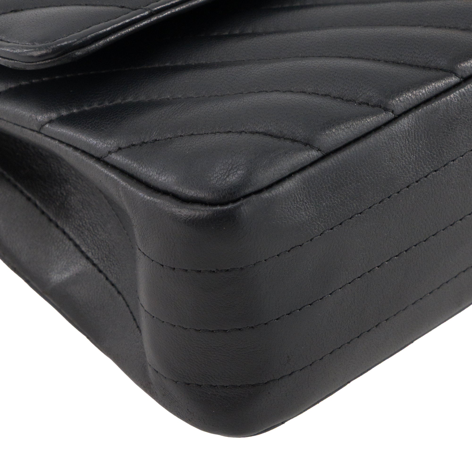 CHANEL - Sac à main Classique/Timeless 11.12 Chanel en cuir lisse chevron noir