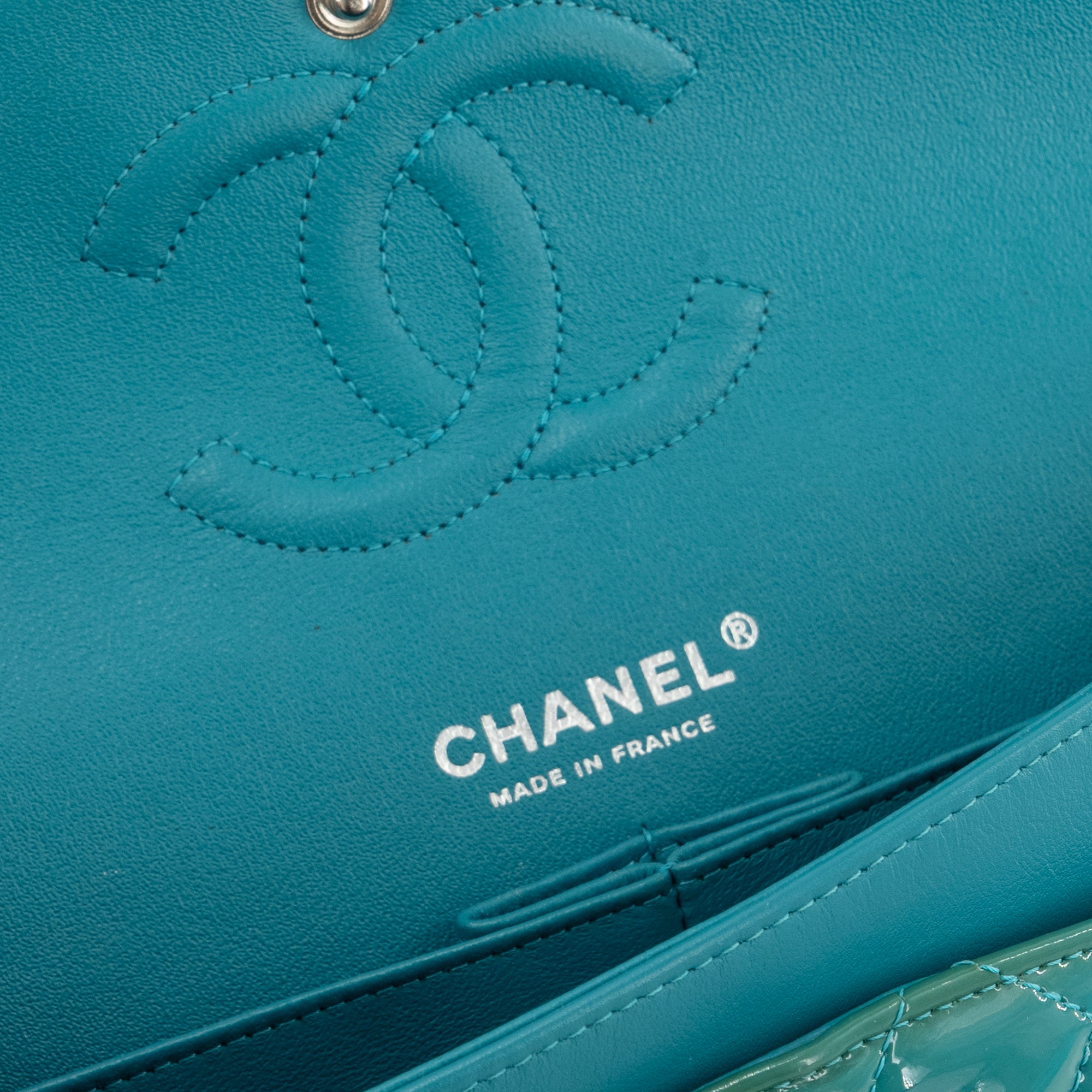 CHANEL - Sac à main Classique/Timeless 11.12 Chanel en cuir verni bleu turquoise