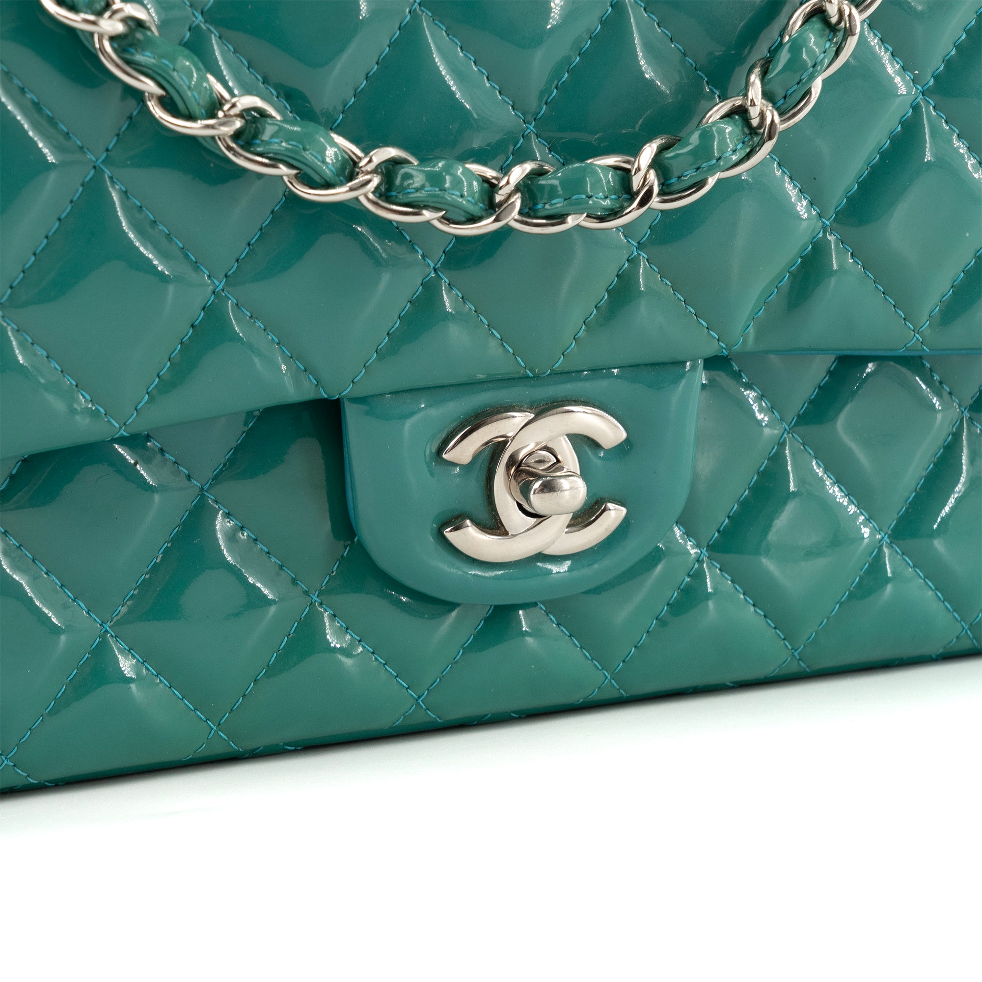 CHANEL - Sac à main Classique/Timeless 11.12 Chanel en cuir verni bleu turquoise