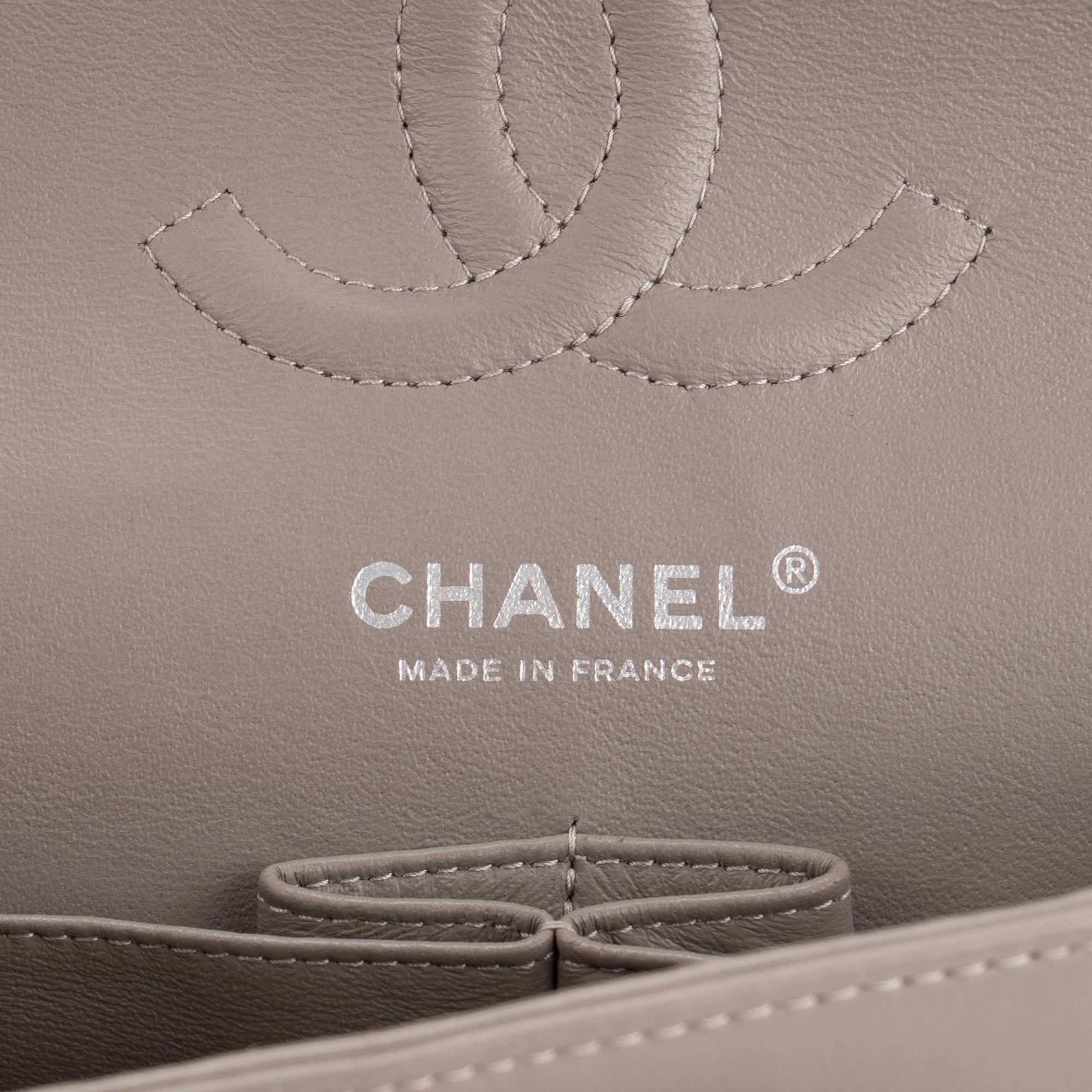 CHANEL - Sac à main Classique/Timeless 11.12 Chanel en cuir verni doré édition limitée