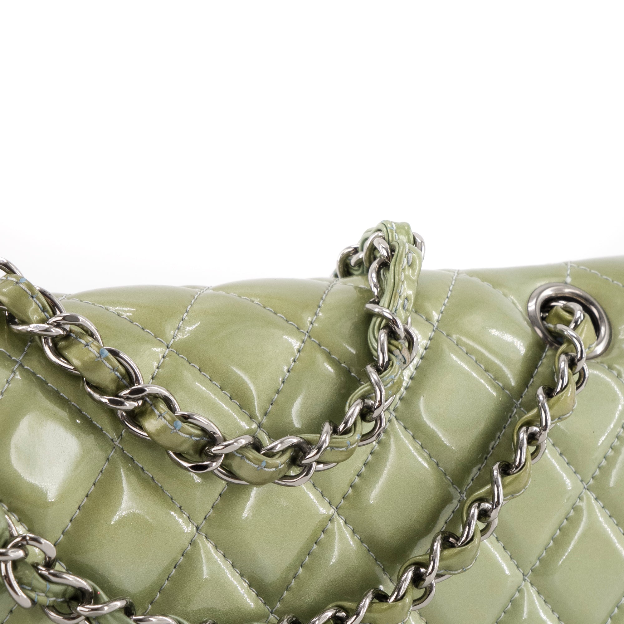 CHANEL - Sac à main Classique/Timeless 11.12 Chanel en cuir verni kaki irisé