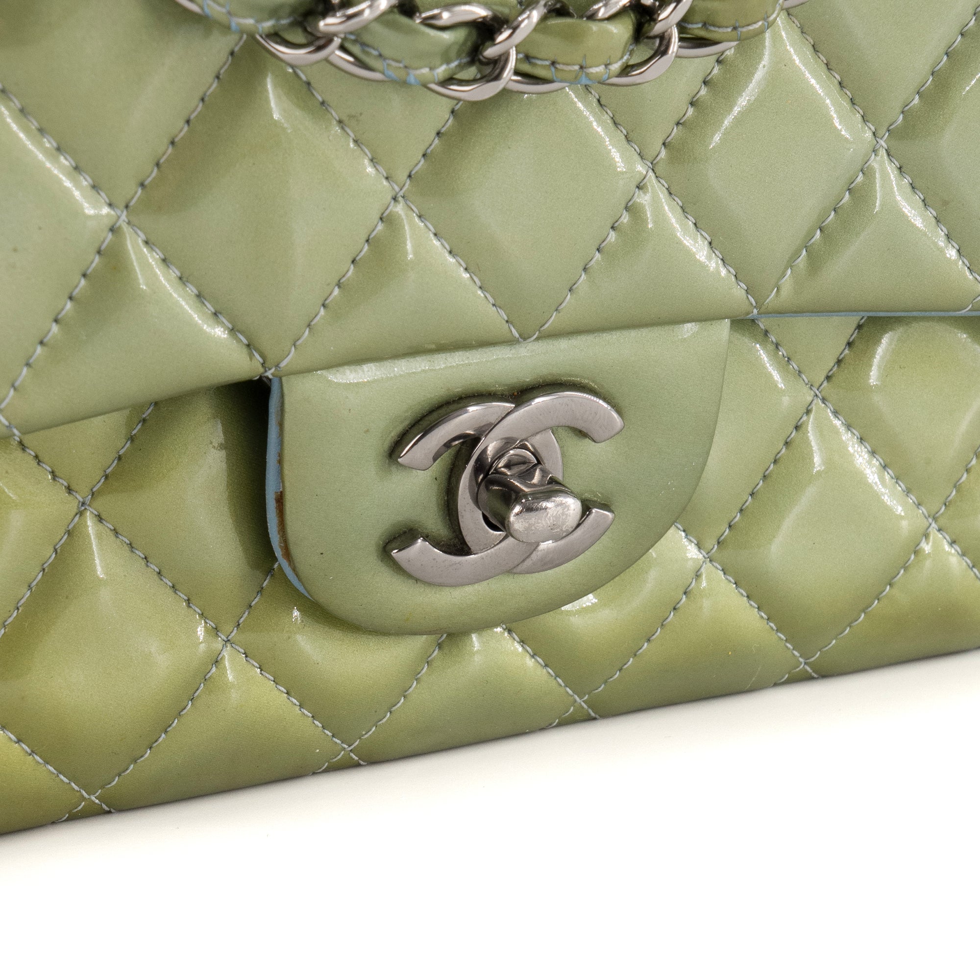 CHANEL - Sac à main Classique/Timeless 11.12 Chanel en cuir verni kaki irisé