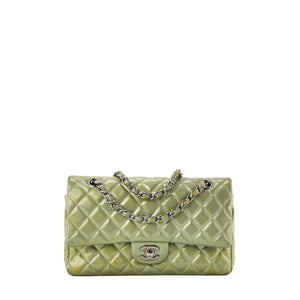 CHANEL - Sac à main Classique/Timeless 11.12 Chanel en cuir verni kaki irisé