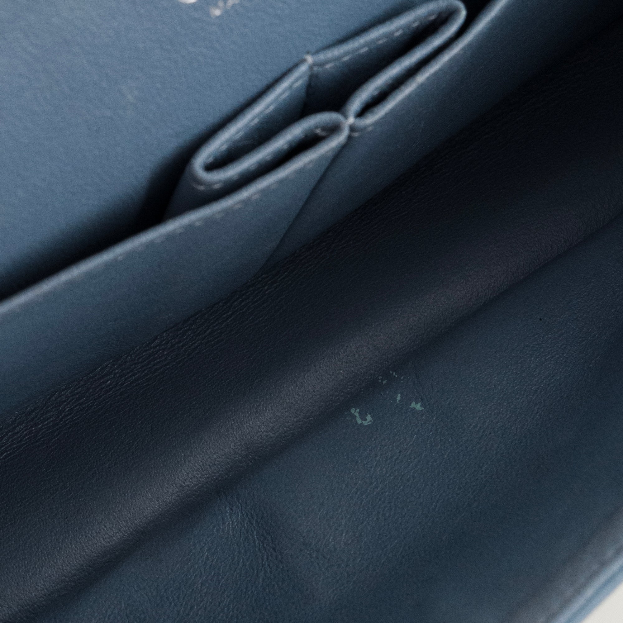 CHANEL - Sac à main Classique/Timeless 11.12 Chanel en cuir verni kaki irisé