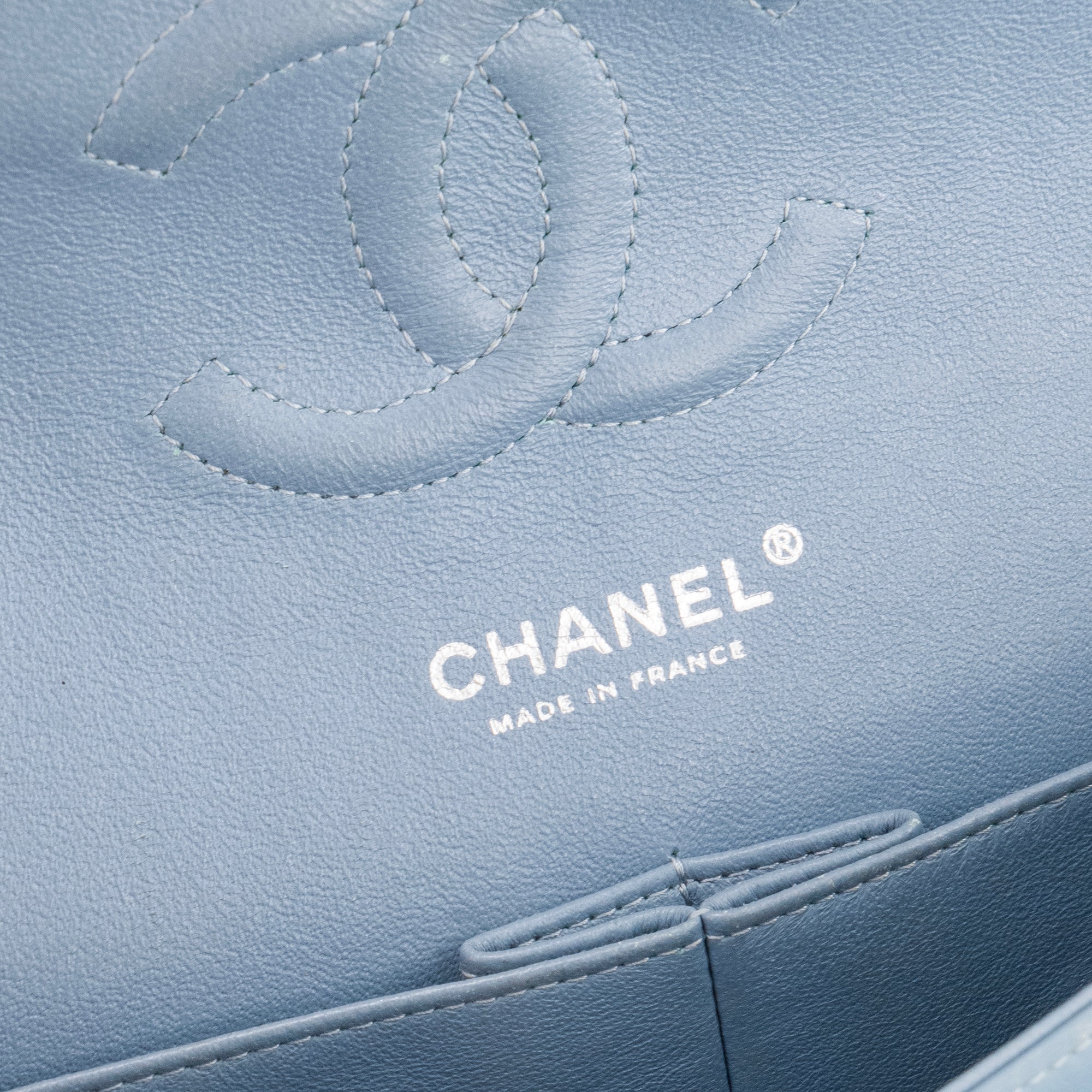 CHANEL - Sac à main Classique/Timeless 11.12 Chanel en cuir verni kaki irisé