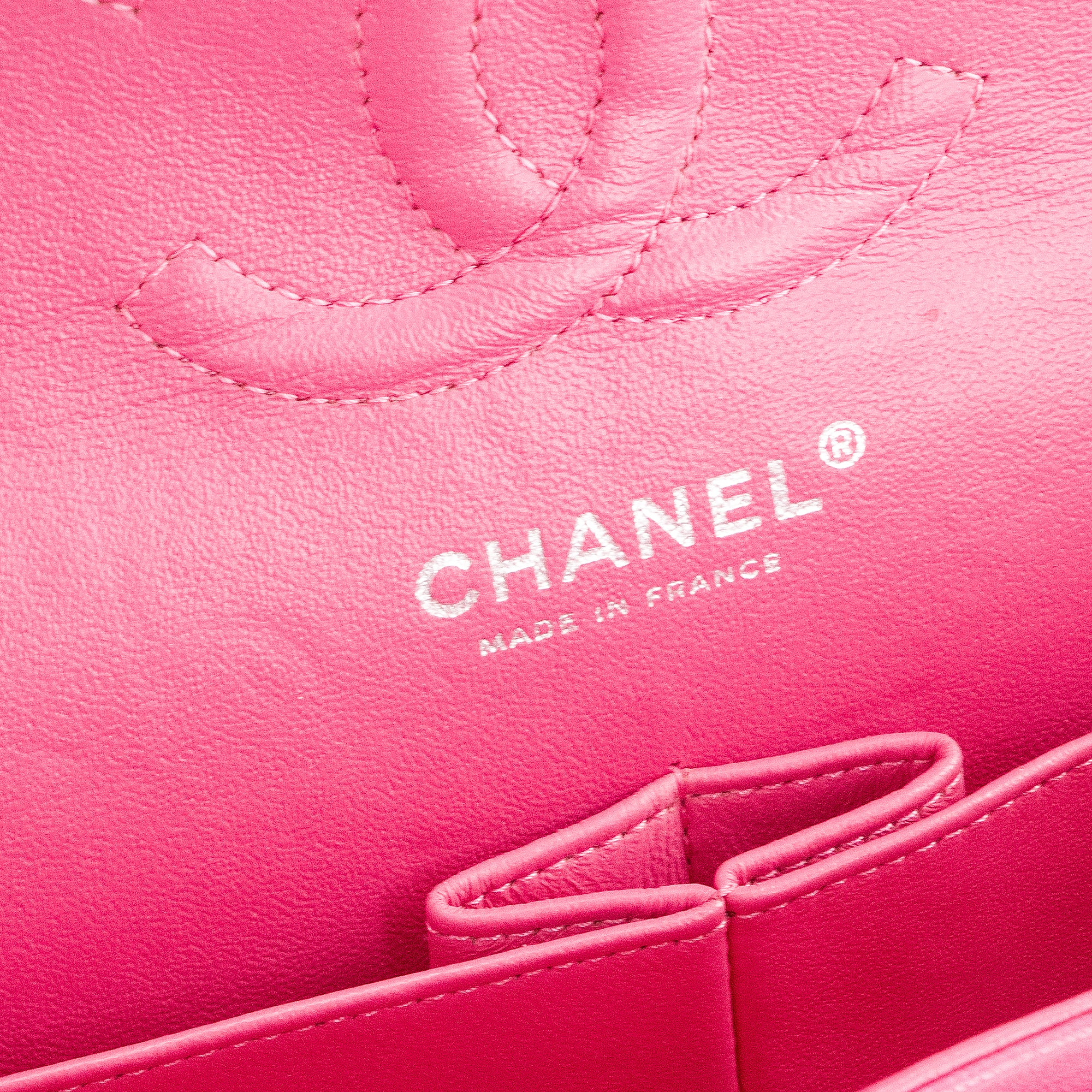 CHANEL - Sac à main Classique/Timeless 11.12 Chanel en cuir verni rose irisé