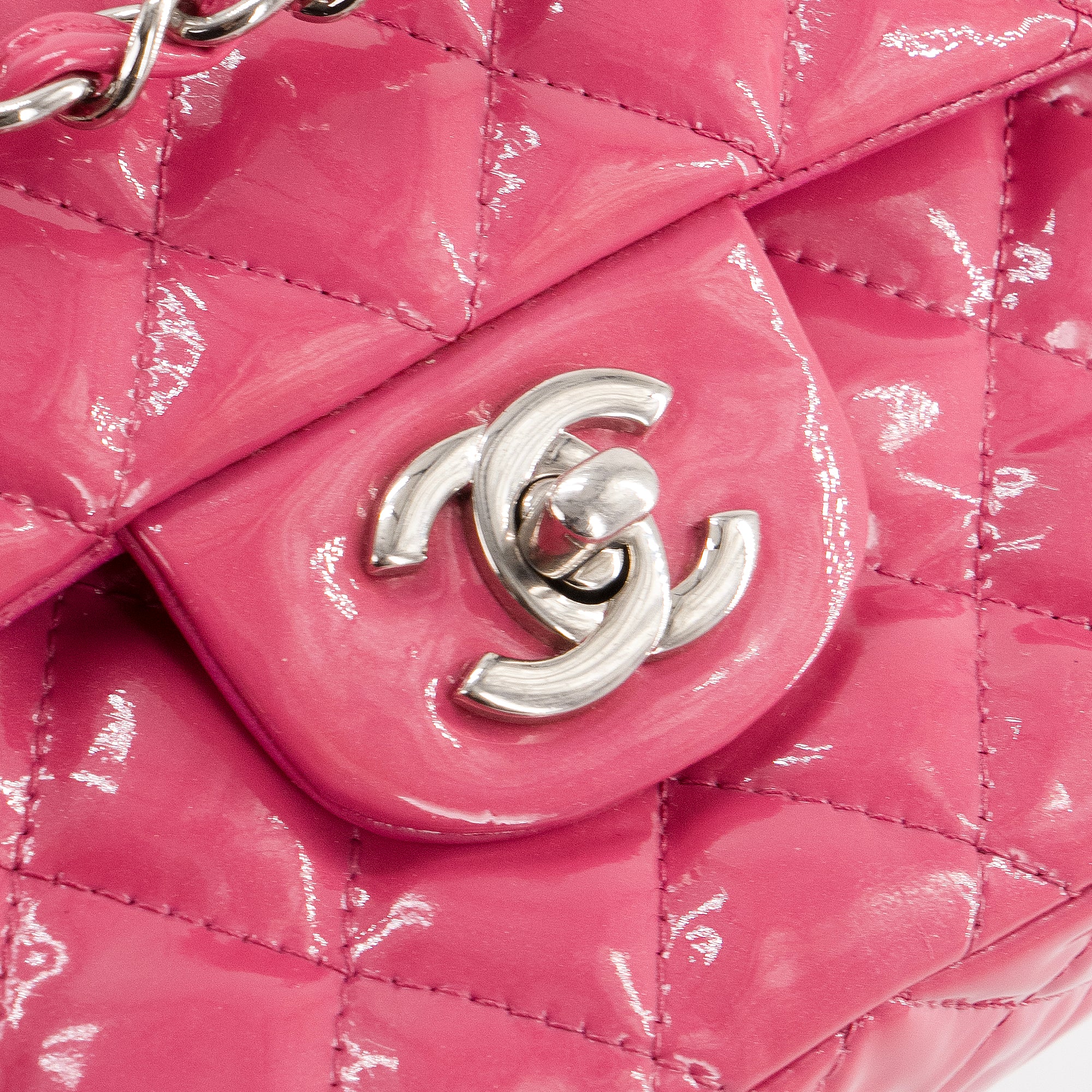 CHANEL - Sac à main Classique/Timeless 11.12 Chanel en cuir verni rose irisé