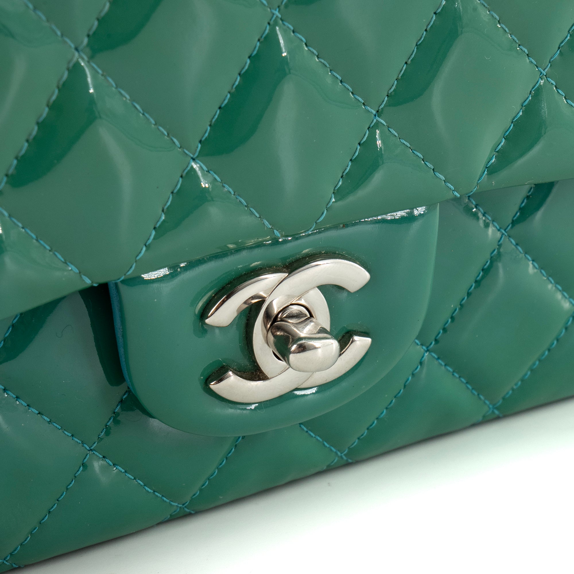 CHANEL - Sac à main Classique/Timeless 11.12 Chanel en cuir verni vert