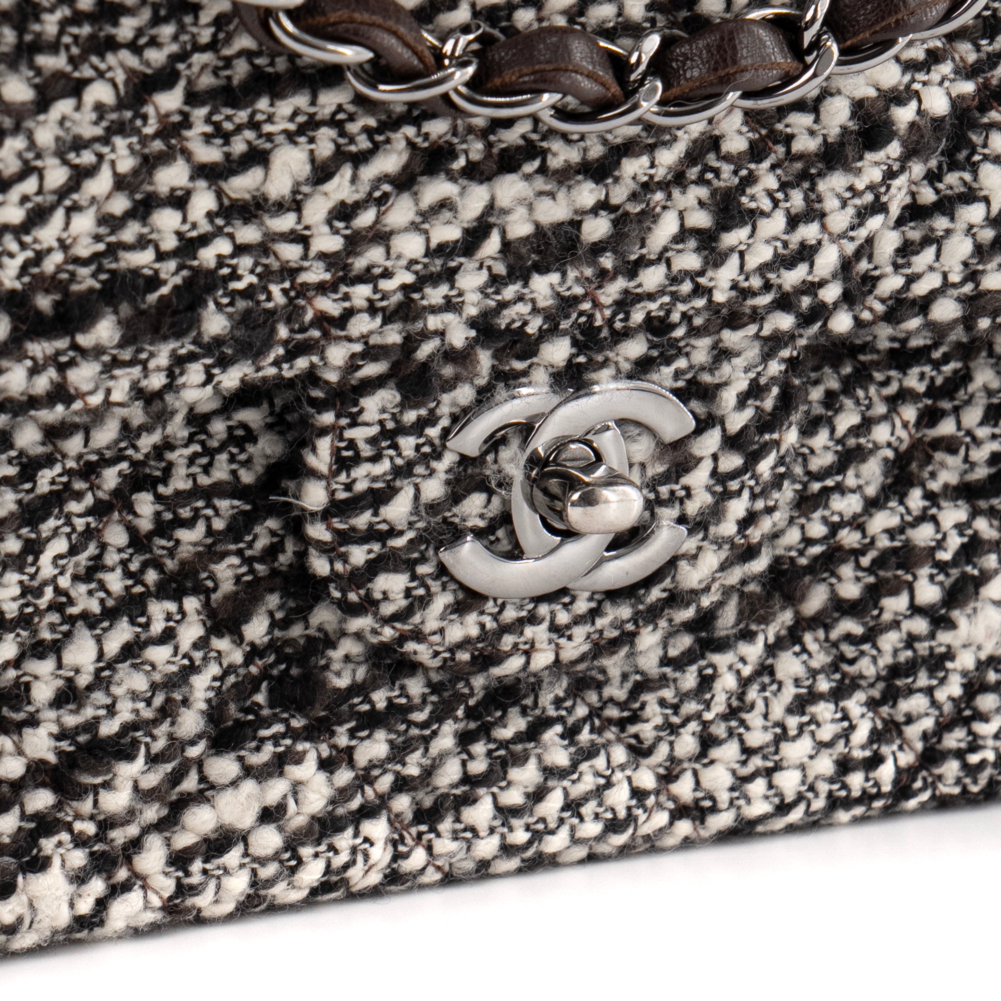 CHANEL - Sac à main Classique/Timeless 11.12 Chanel en tweed noir et blanc vintage