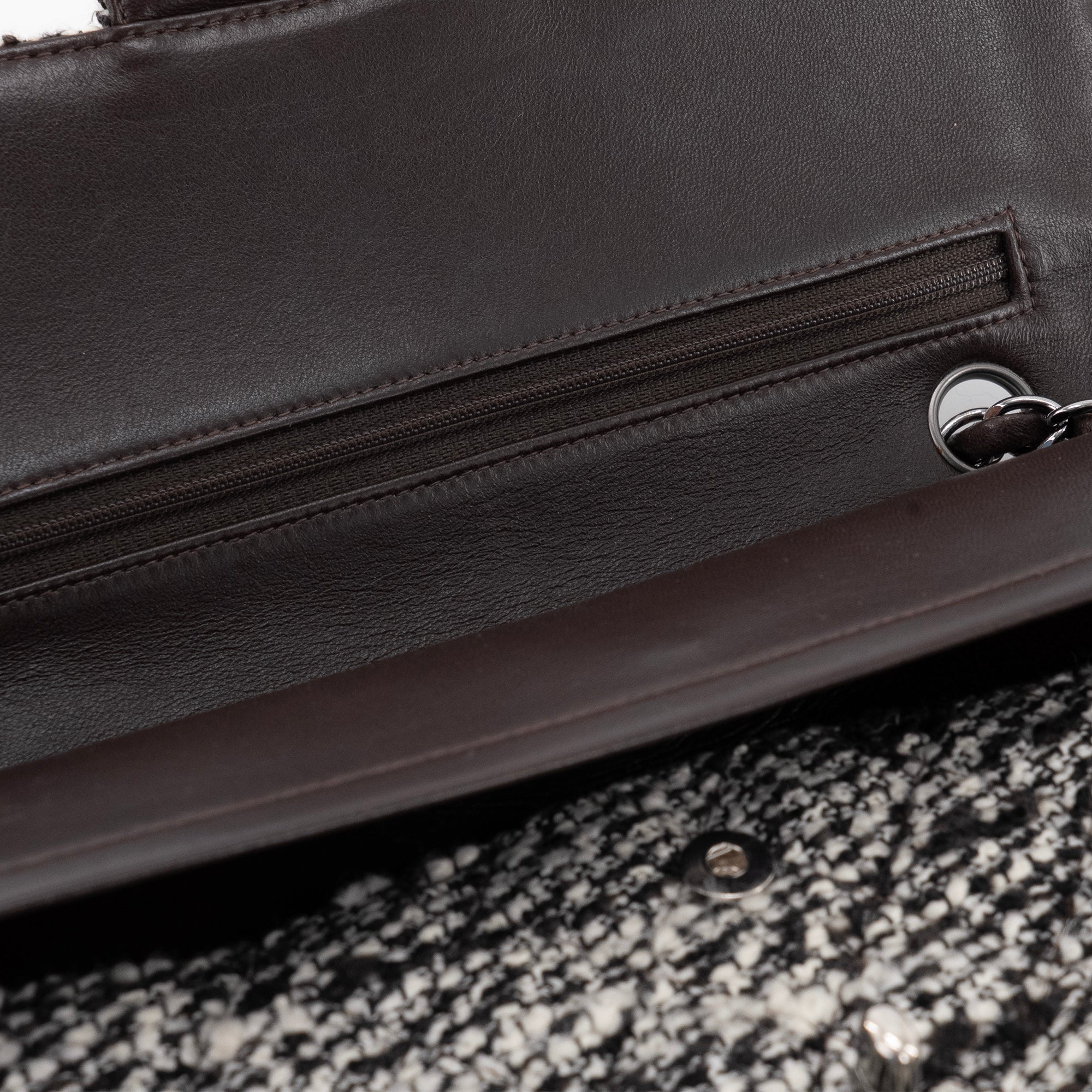 CHANEL - Sac à main Classique/Timeless 11.12 Chanel en tweed noir et blanc vintage