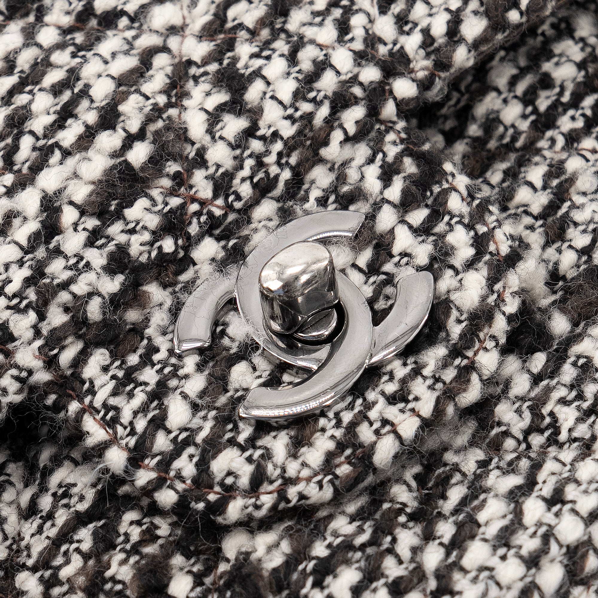 CHANEL - Sac à main Classique/Timeless 11.12 Chanel en tweed noir et blanc vintage