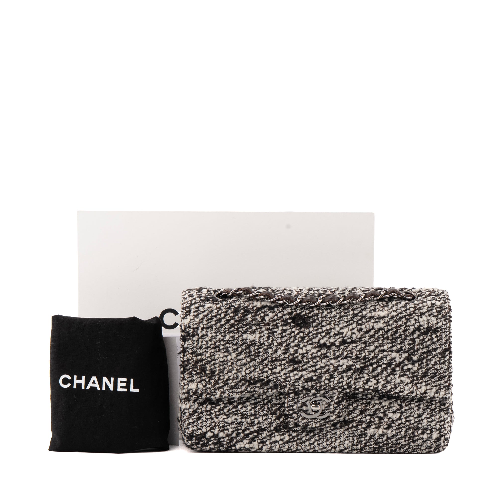CHANEL - Sac à main Classique/Timeless 11.12 Chanel en tweed noir et blanc vintage