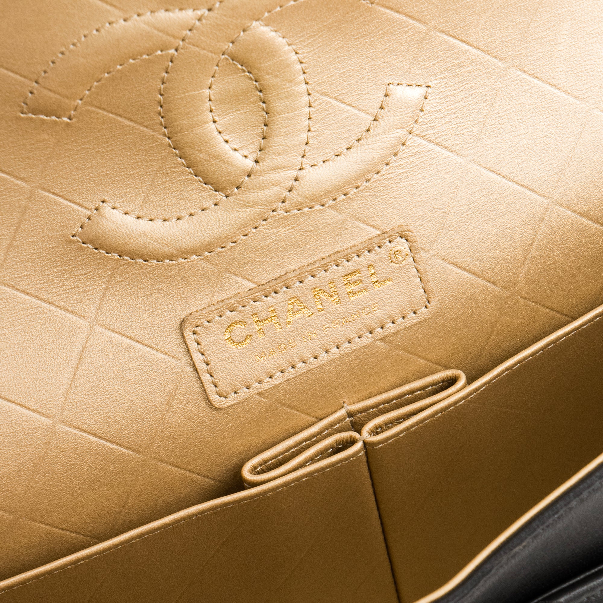 CHANEL - Sac à main Classique/Timeless 11.12 Charms Chanel en cuir lisse noir édition limitée