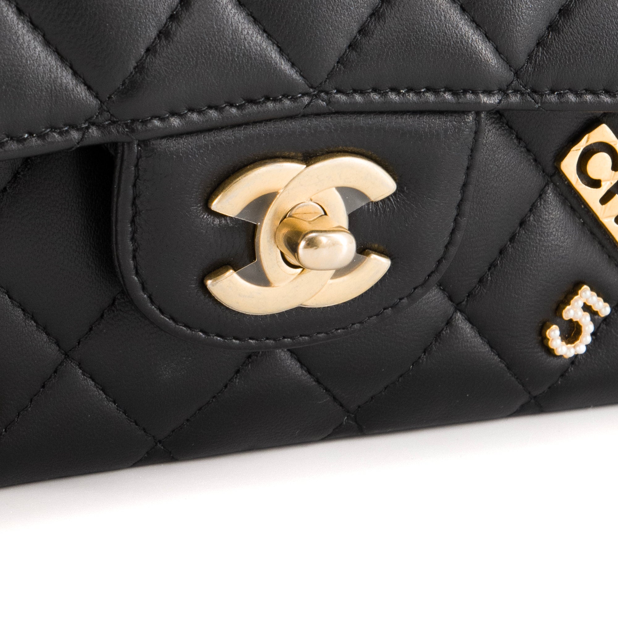CHANEL - Sac à main Classique/Timeless 11.12 Charms Chanel en cuir lisse noir édition limitée