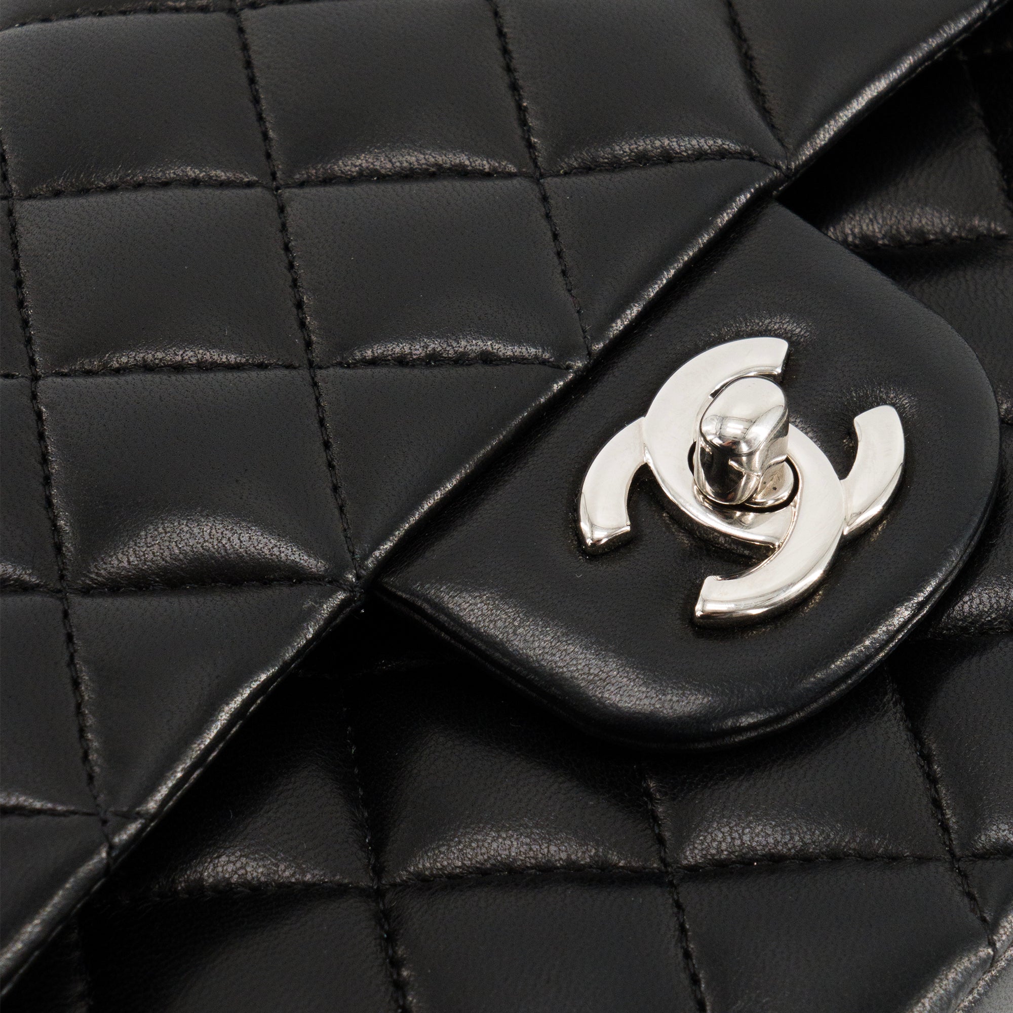 CHANEL - Sac à main Classique/Timeless Chanel 11.12 Chanel en cuir lisse noir