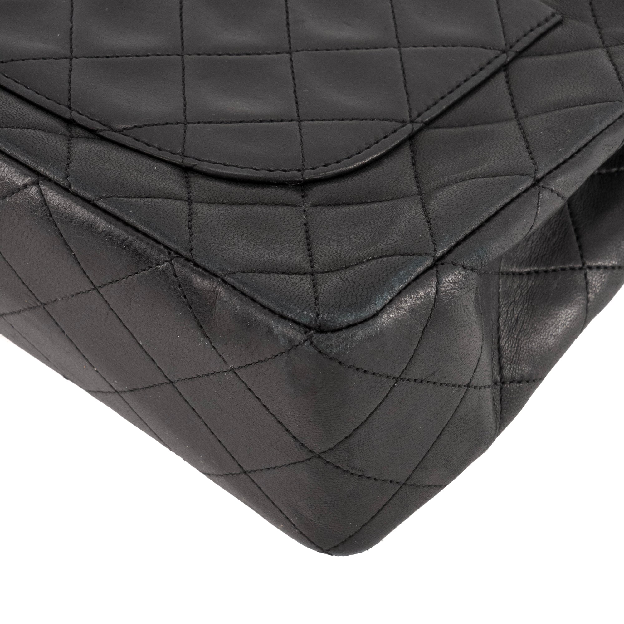 CHANEL - Sac à main Classique/Timeless Chanel en cuir noir avec pochette vintage