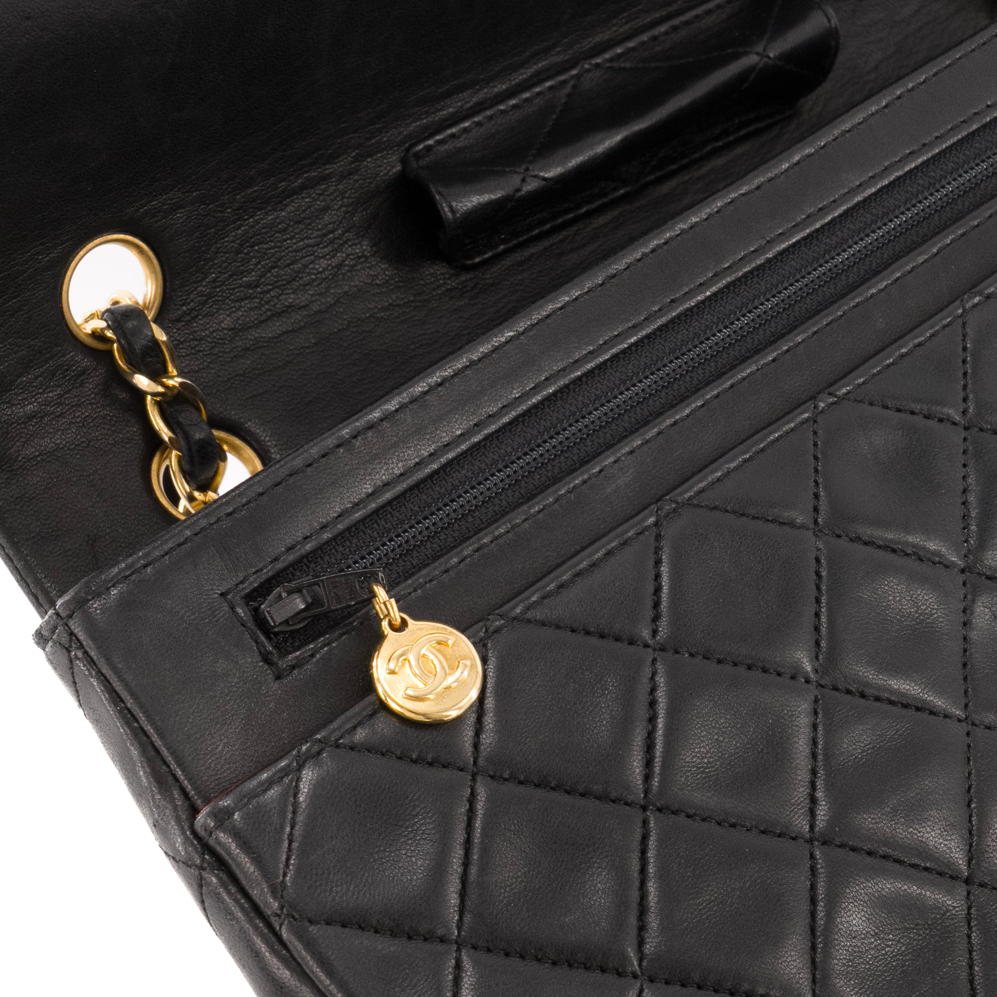 CHANEL - Sac à main Classique/Timeless Chanel en cuir noir avec pochette vintage