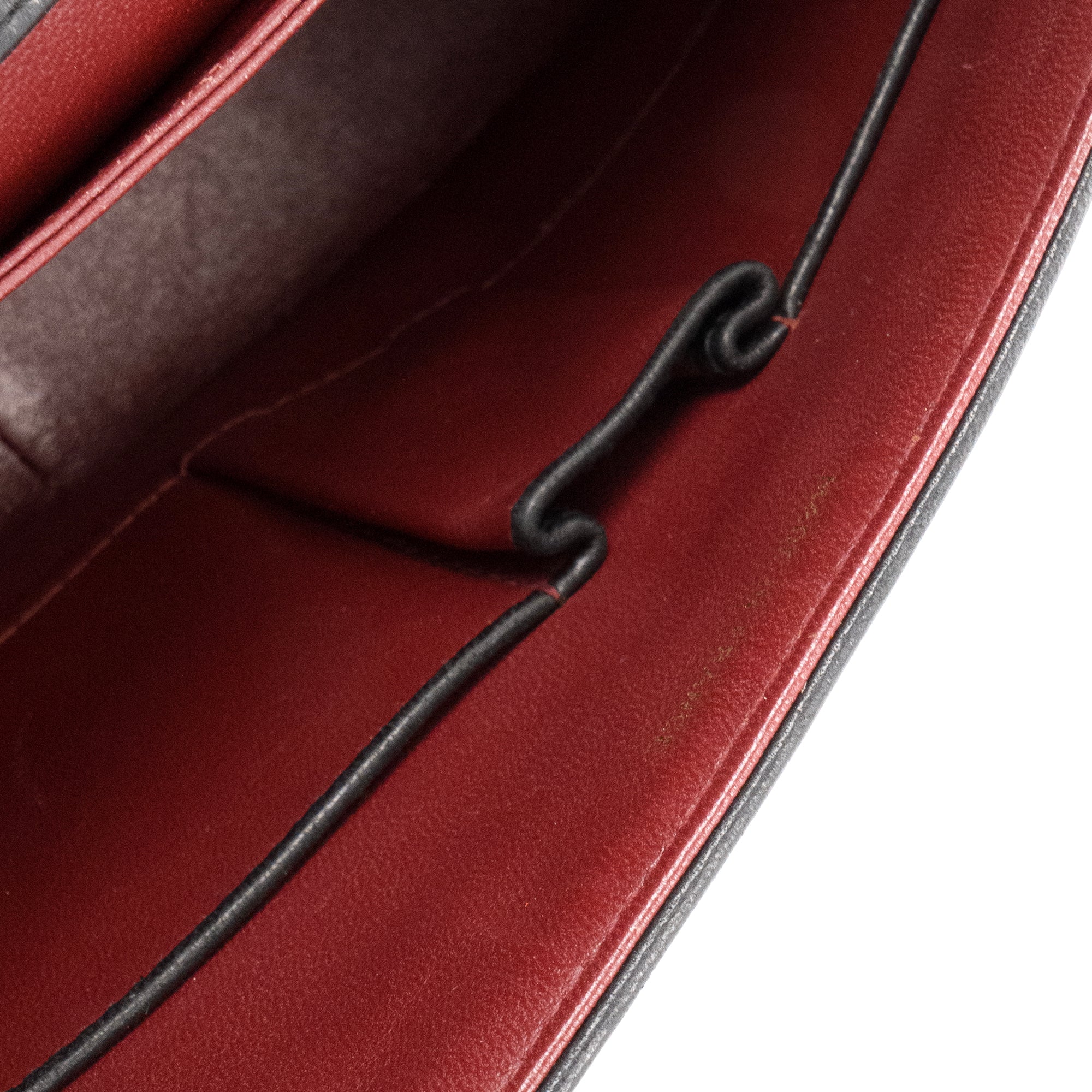 CHANEL - Sac à main Classique/Timeless Chanel en cuir noir avec pochette vintage