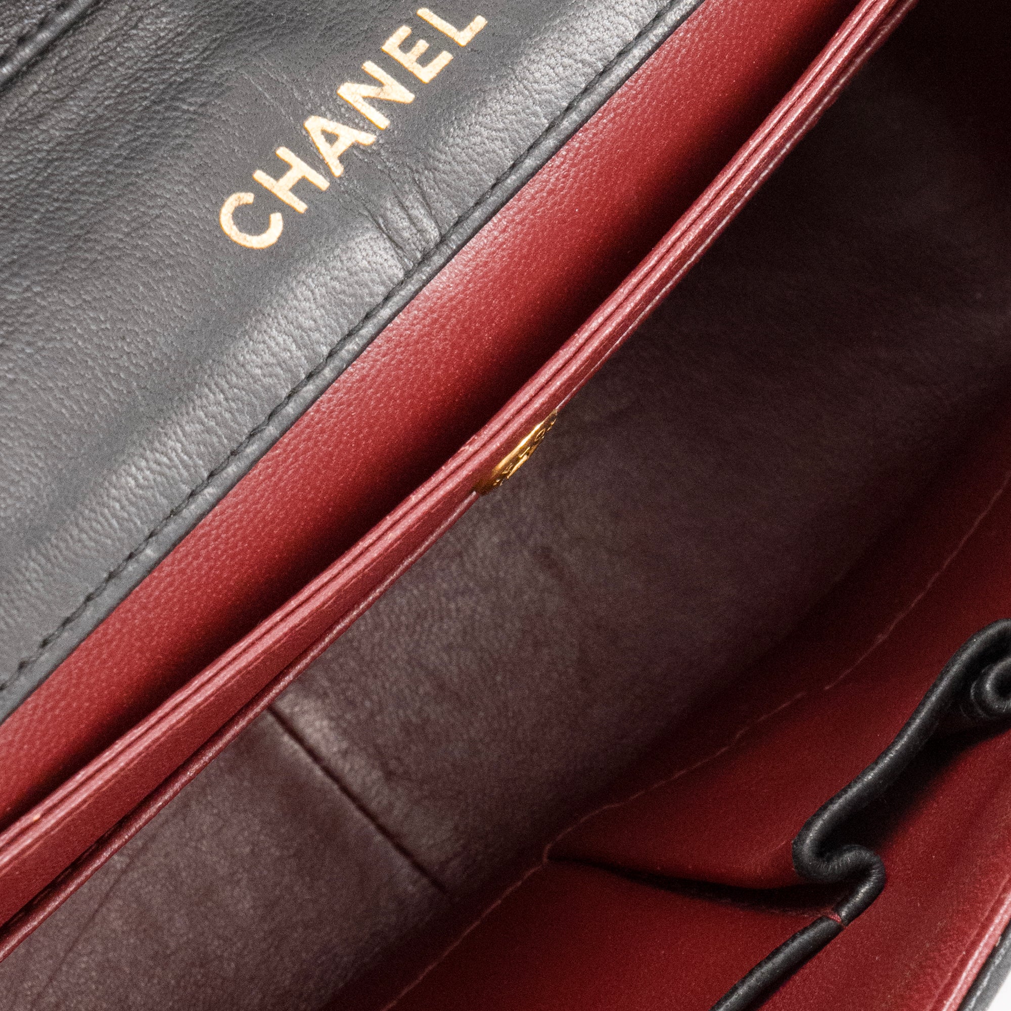 CHANEL - Sac à main Classique/Timeless Chanel en cuir noir avec pochette vintage