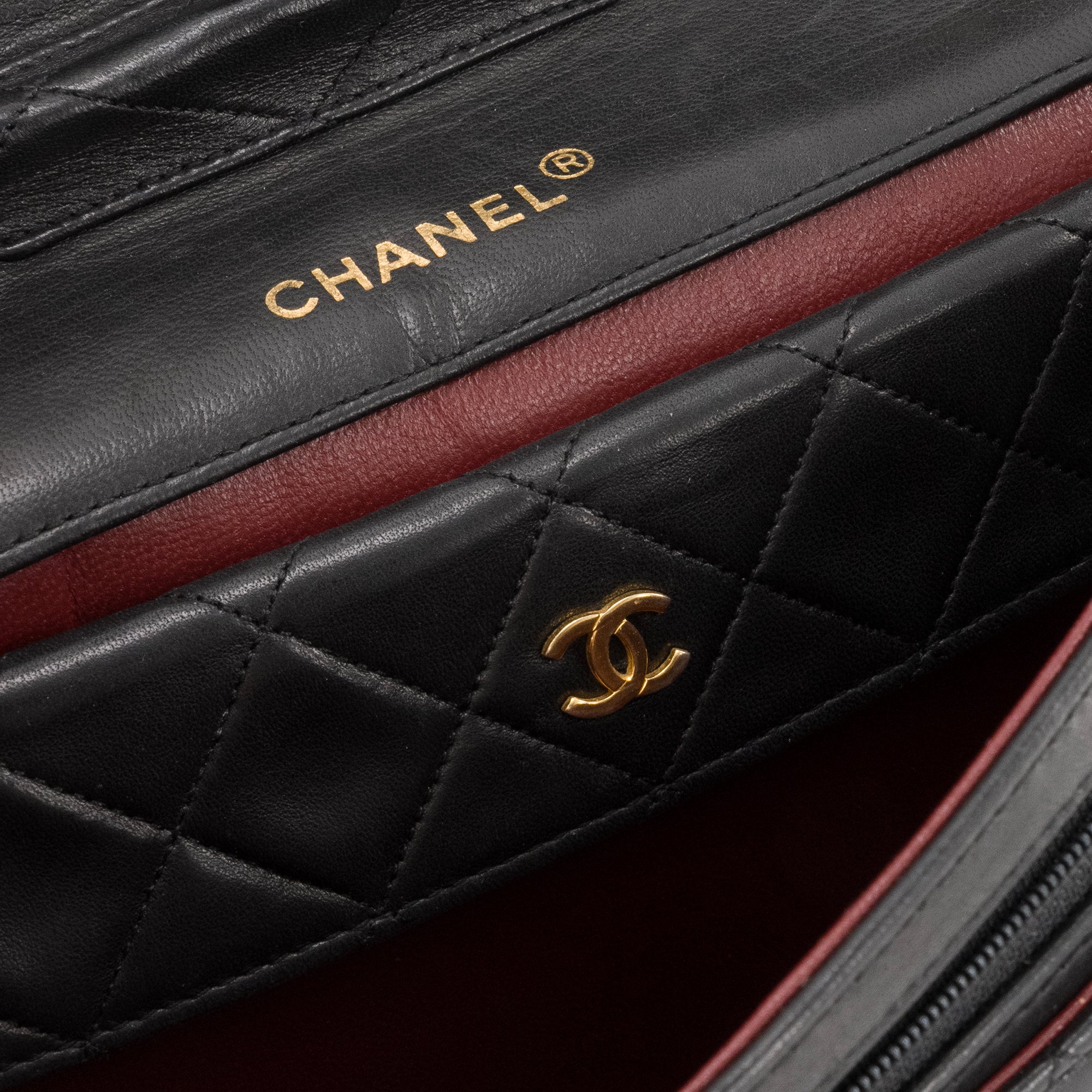 CHANEL - Sac à main Classique/Timeless Chanel en cuir noir avec pochette vintage