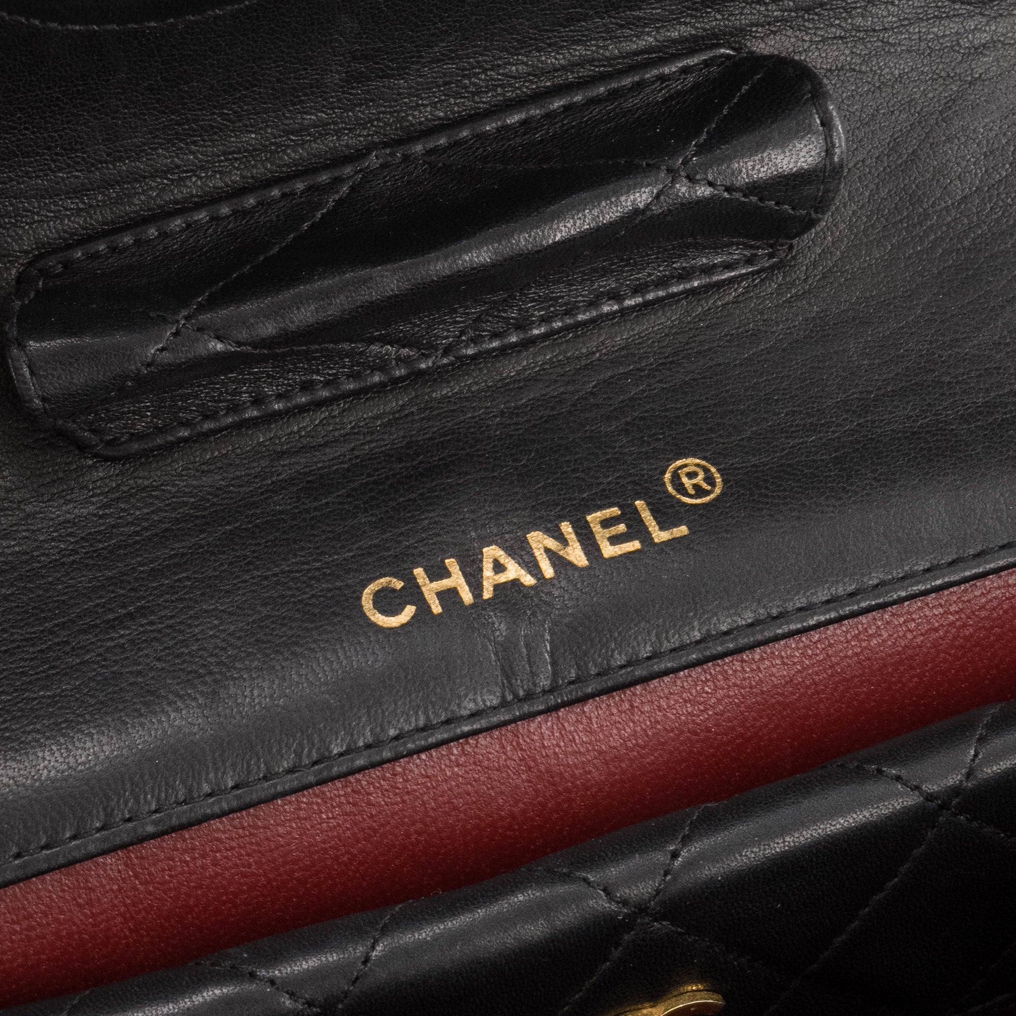 CHANEL - Sac à main Classique/Timeless Chanel en cuir noir avec pochette vintage