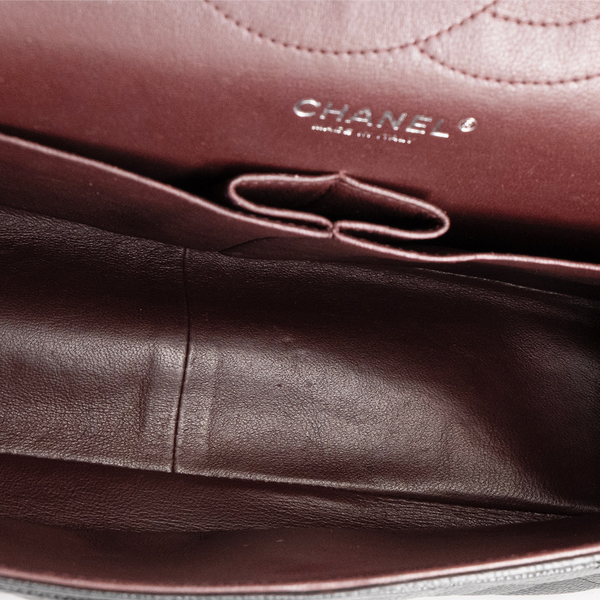 CHANEL - Sac à bandoulière Classique/Timeless Jumbo Chanel en cuir caviar noir