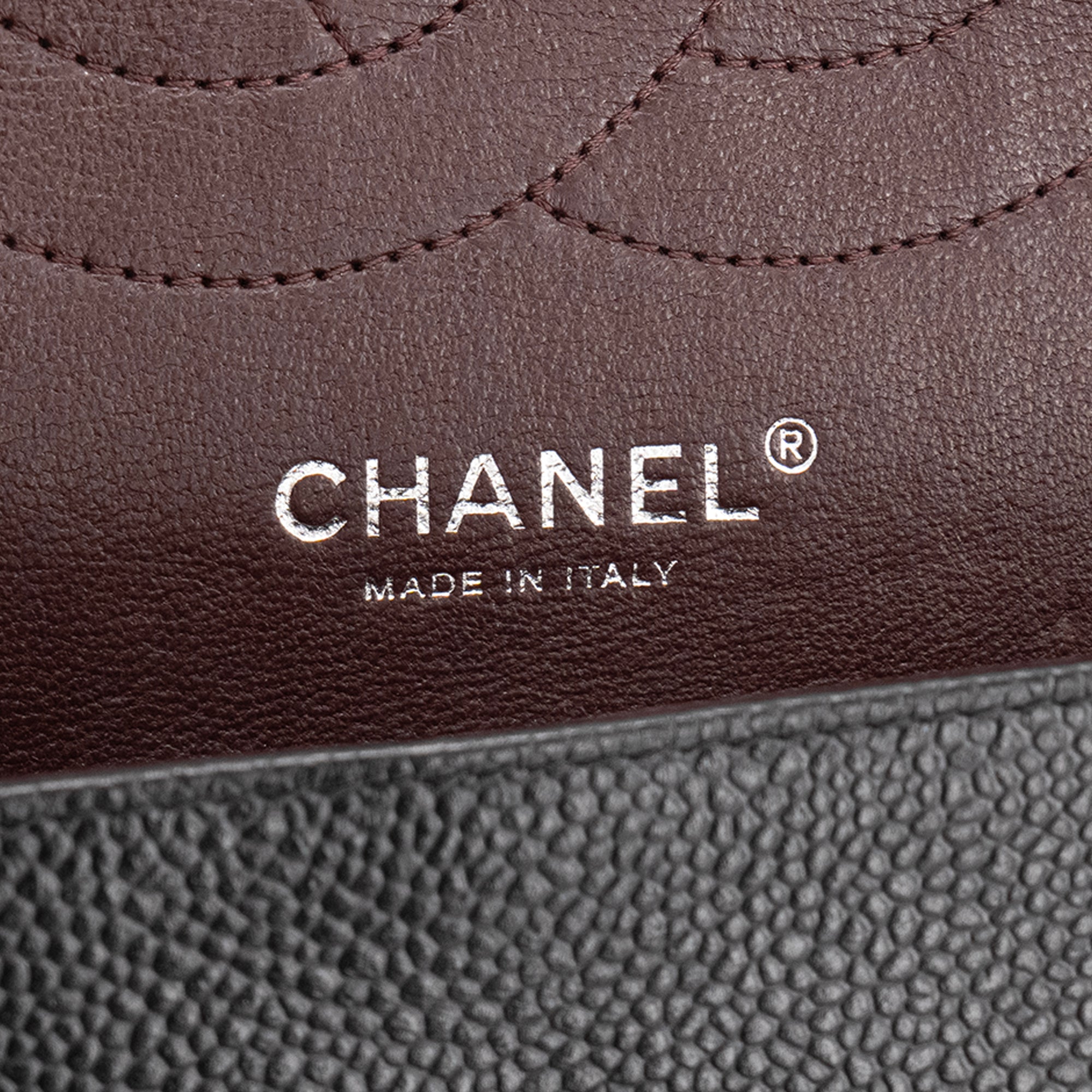 CHANEL - Sac à bandoulière Classique/Timeless Jumbo Chanel en cuir caviar noir