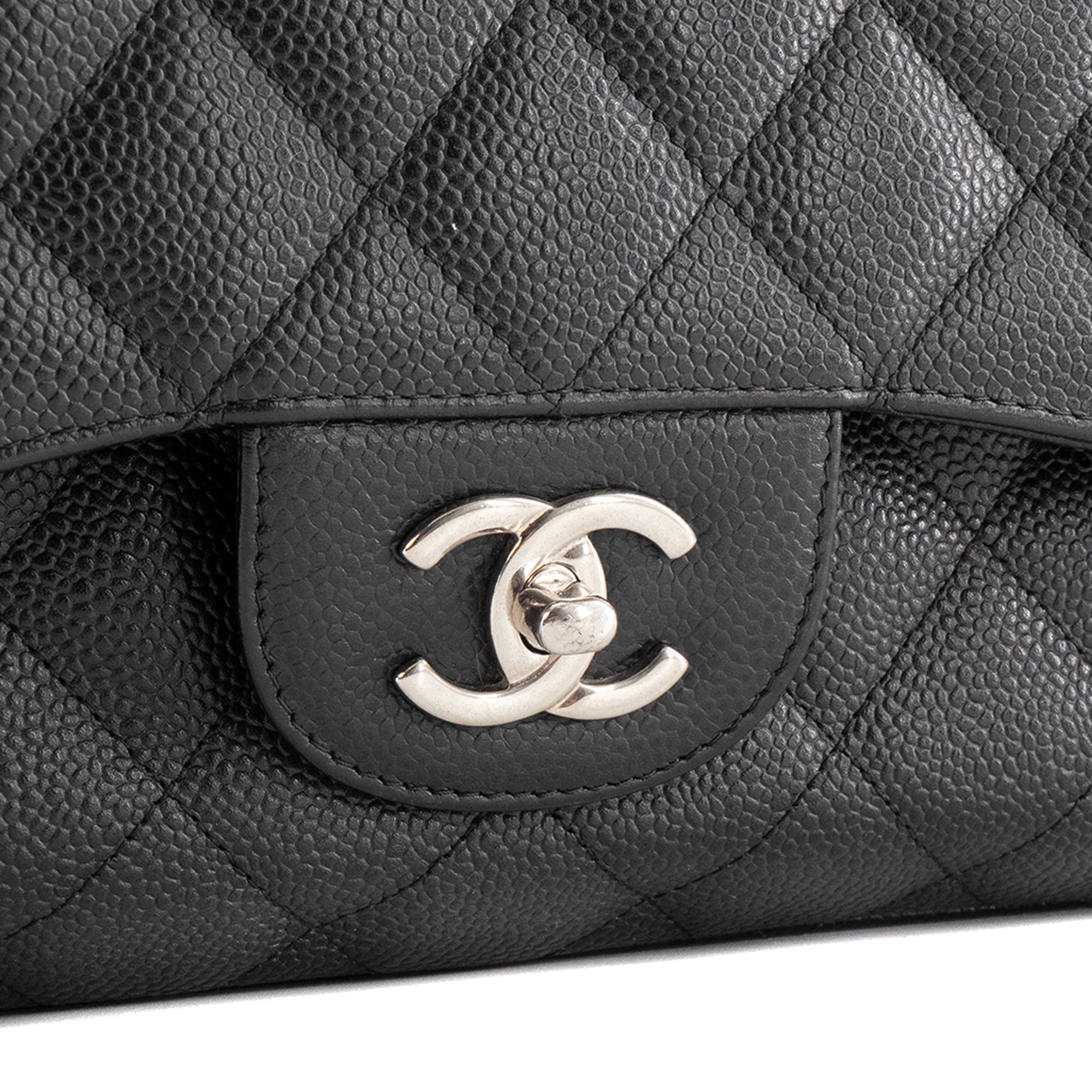 CHANEL - Sac à bandoulière Classique/Timeless Jumbo Chanel en cuir caviar noir