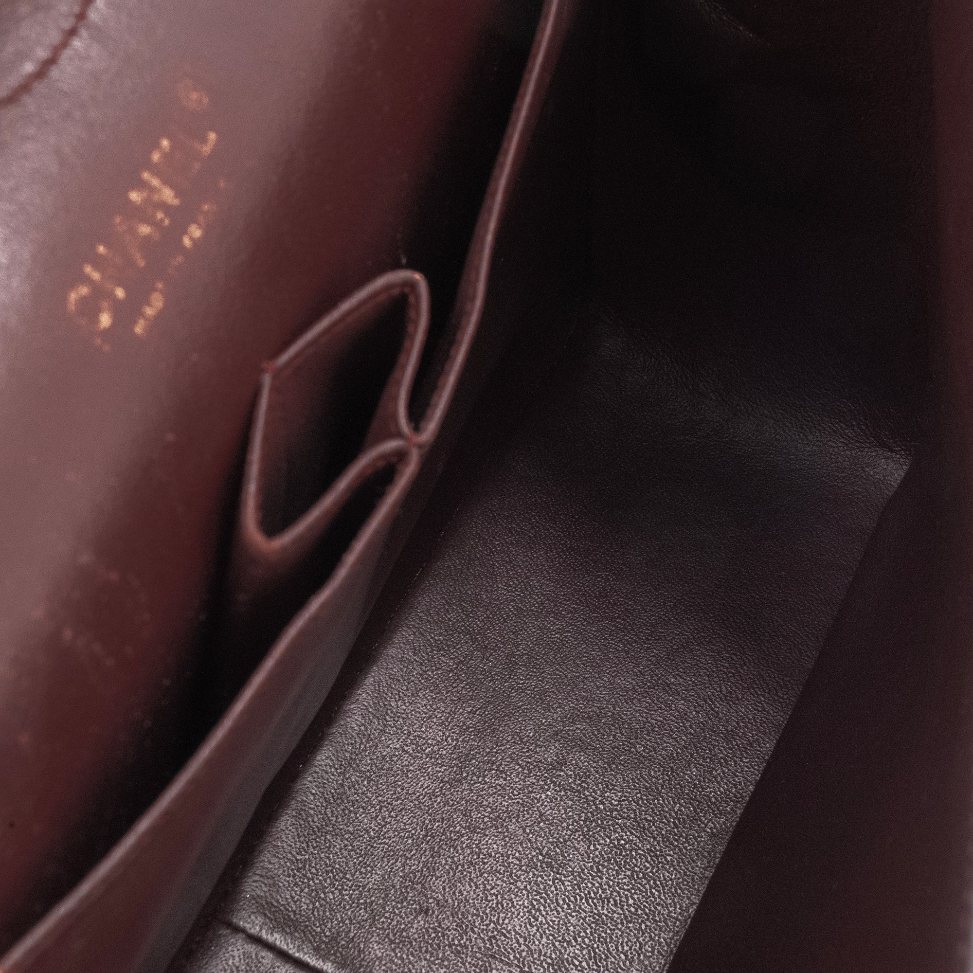 CHANEL - Sac à bandoulière Classique/Timeless Jumbo Chanel en cuir caviar noir