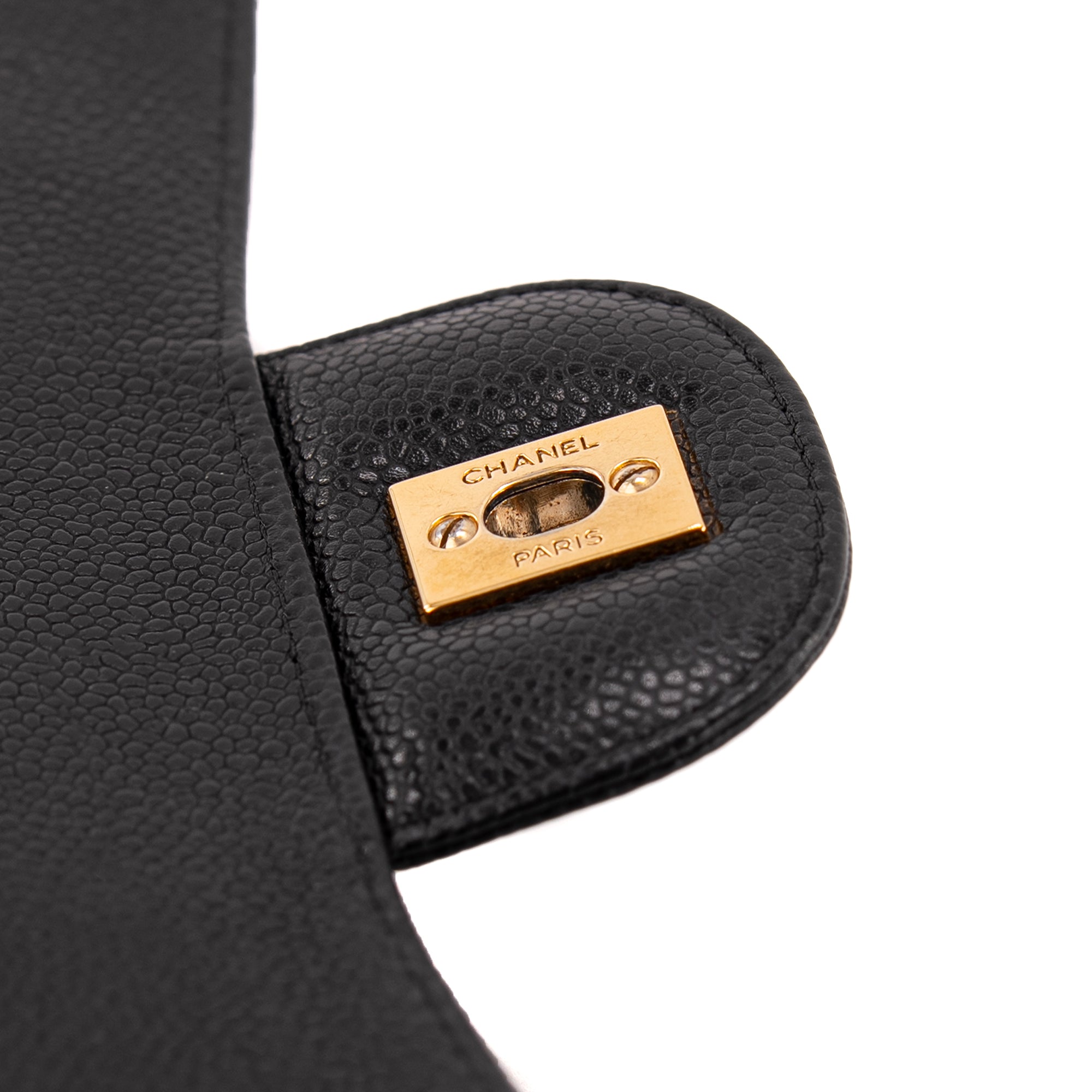 CHANEL - Sac à bandoulière Classique/Timeless Jumbo Chanel en cuir caviar noir