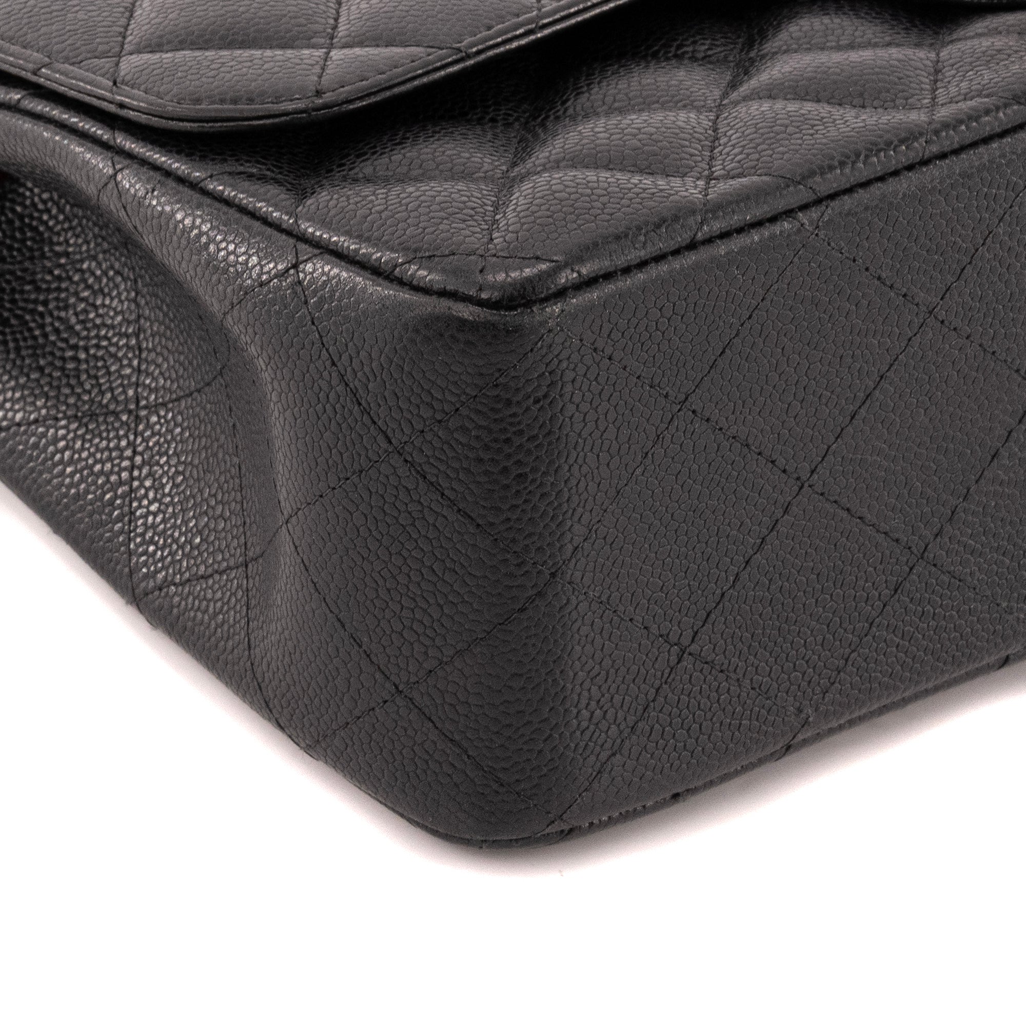 CHANEL - Sac à bandoulière Classique/Timeless Jumbo Chanel en cuir caviar noir