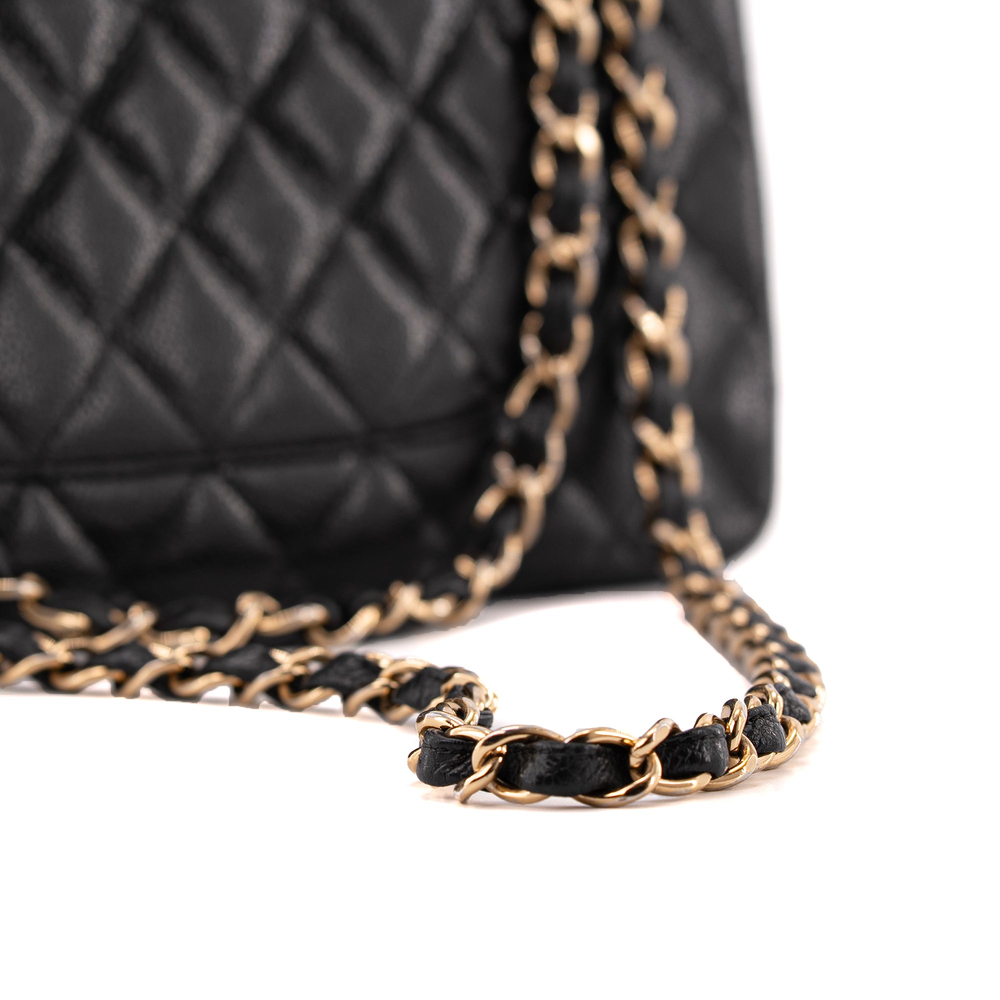 CHANEL - Sac à bandoulière Classique/Timeless Jumbo Chanel en cuir caviar noir