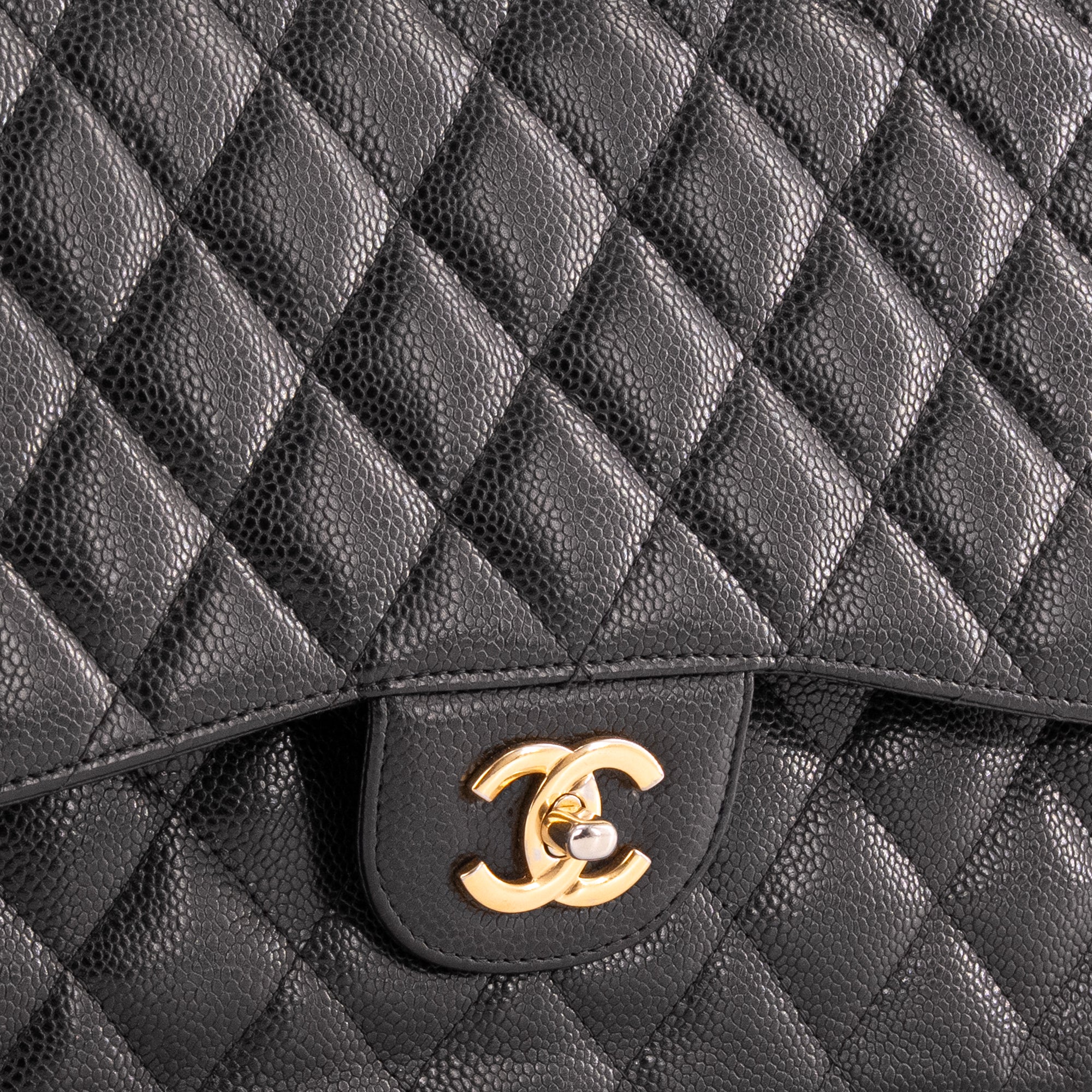 CHANEL - Sac à bandoulière Classique/Timeless Jumbo Chanel en cuir caviar noir