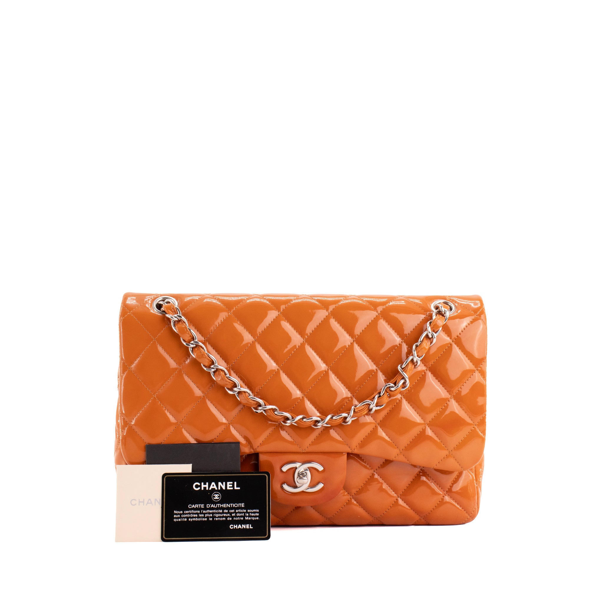 CHANEL - Sac à main Classique/Timeless Jumbo Chanel en cuir verni orange