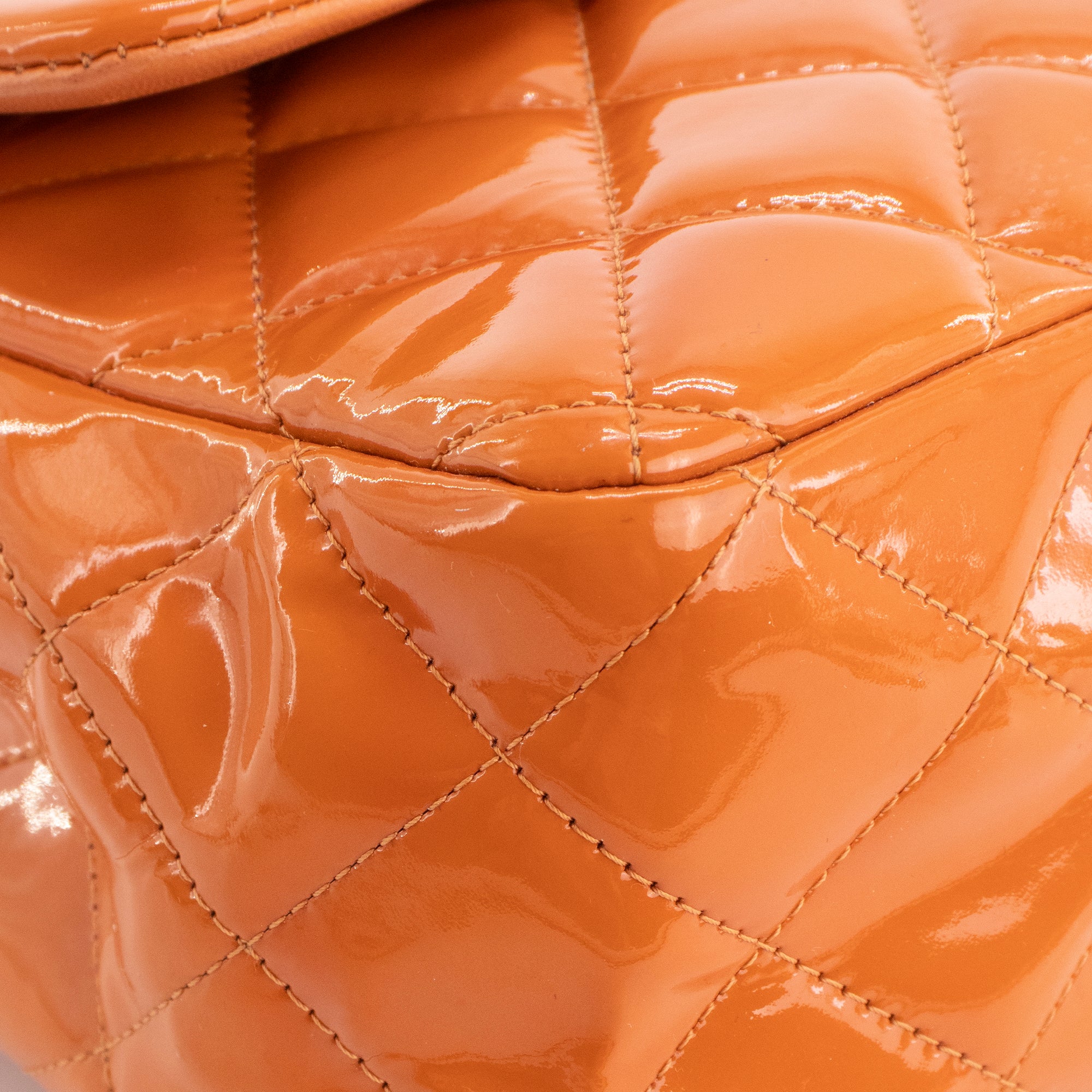 CHANEL - Sac à main Classique/Timeless Jumbo Chanel en cuir verni orange