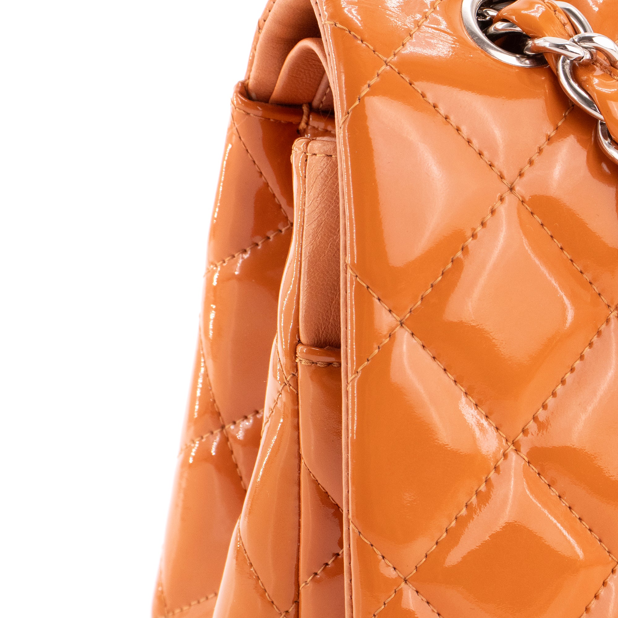 CHANEL - Sac à main Classique/Timeless Jumbo Chanel en cuir verni orange