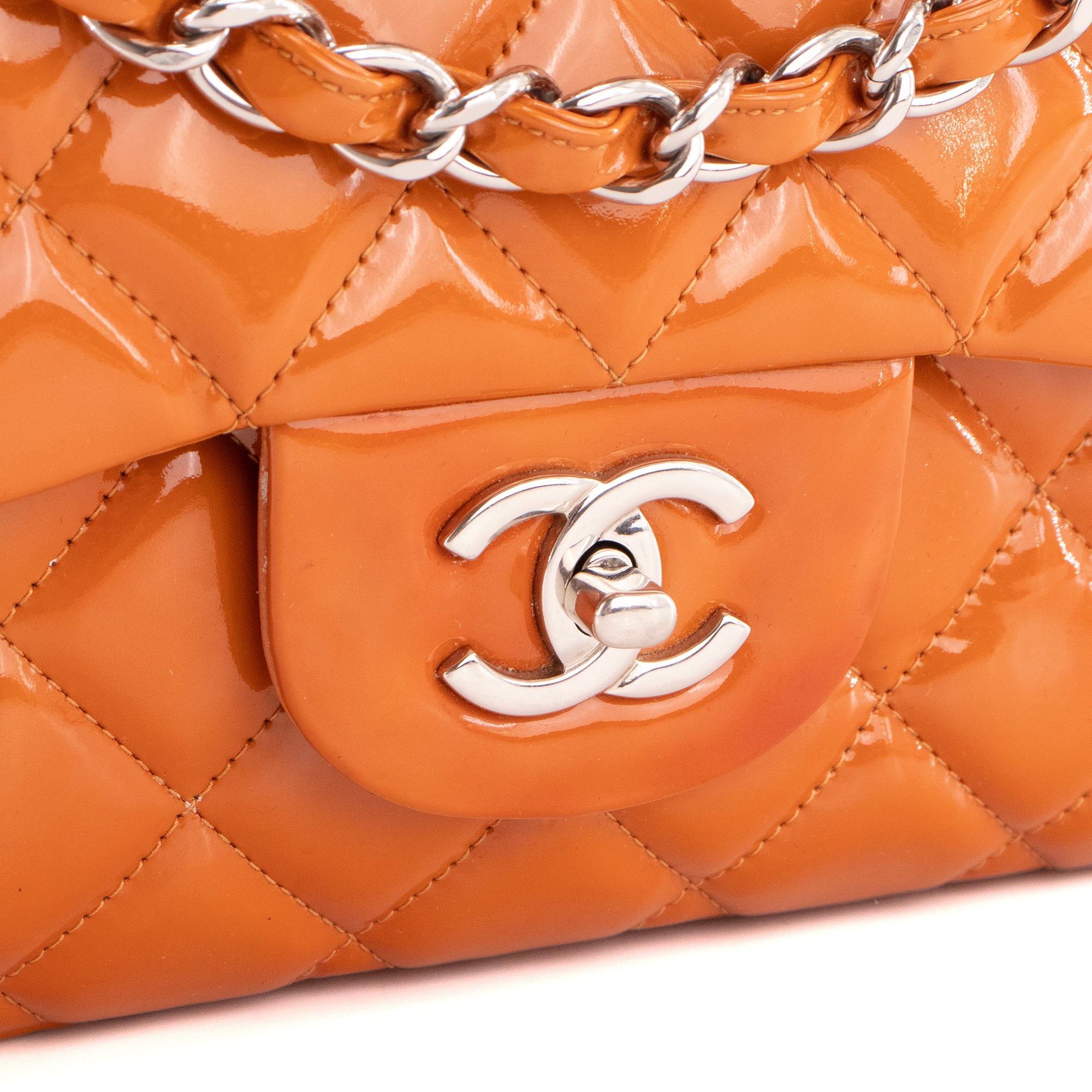 CHANEL - Sac à main Classique/Timeless Jumbo Chanel en cuir verni orange