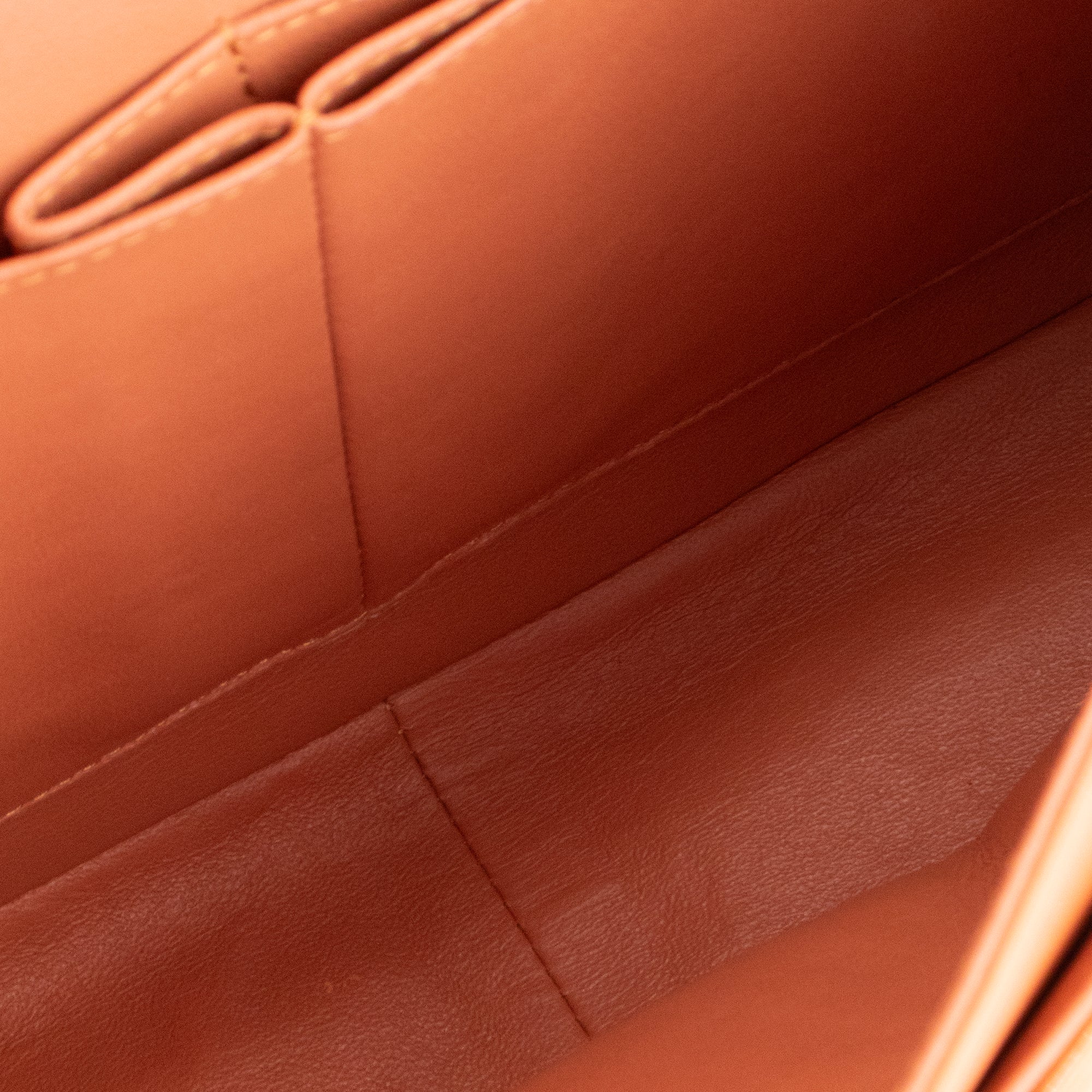 CHANEL - Sac à main Classique/Timeless Jumbo Chanel en cuir verni orange