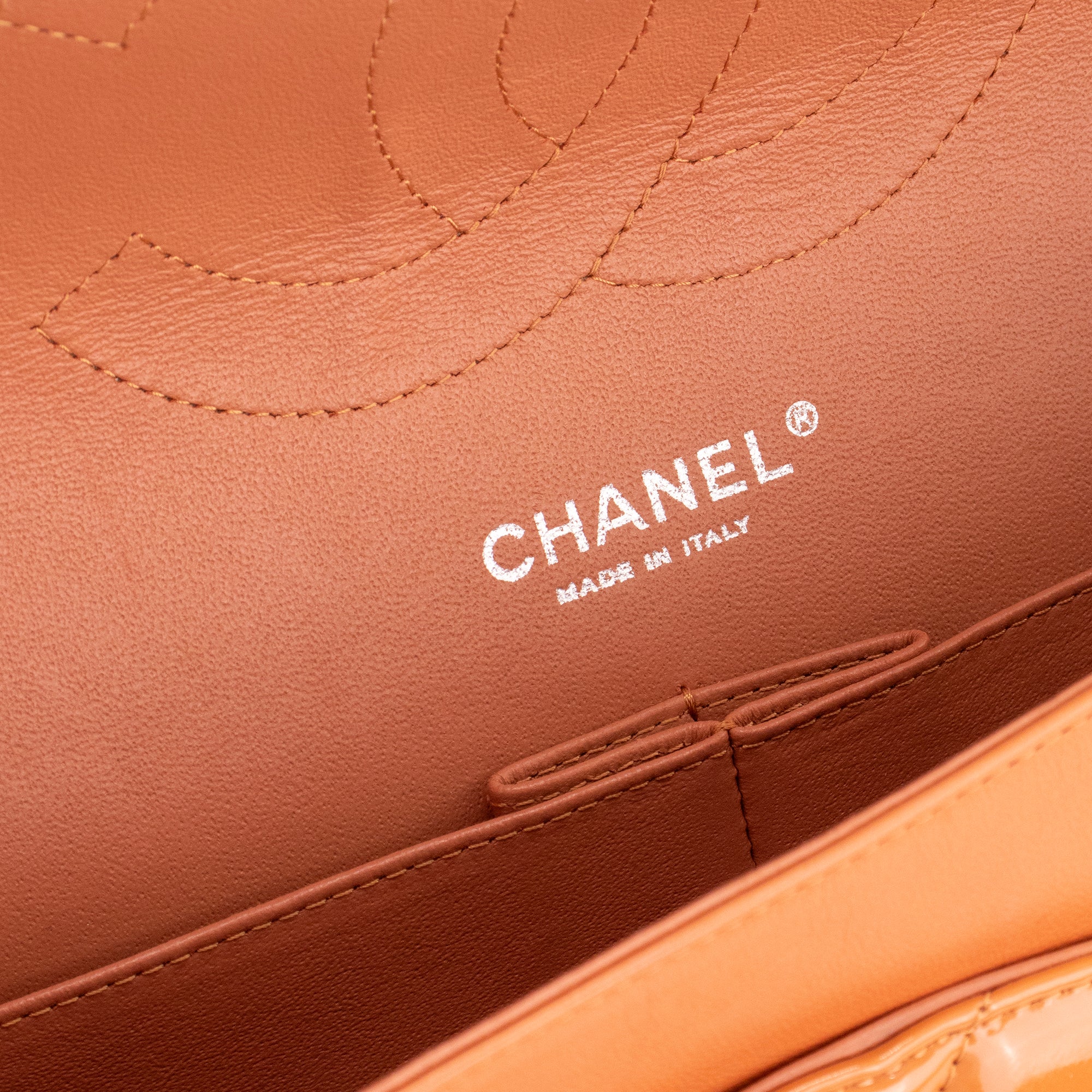 CHANEL - Sac à main Classique/Timeless Jumbo Chanel en cuir verni orange