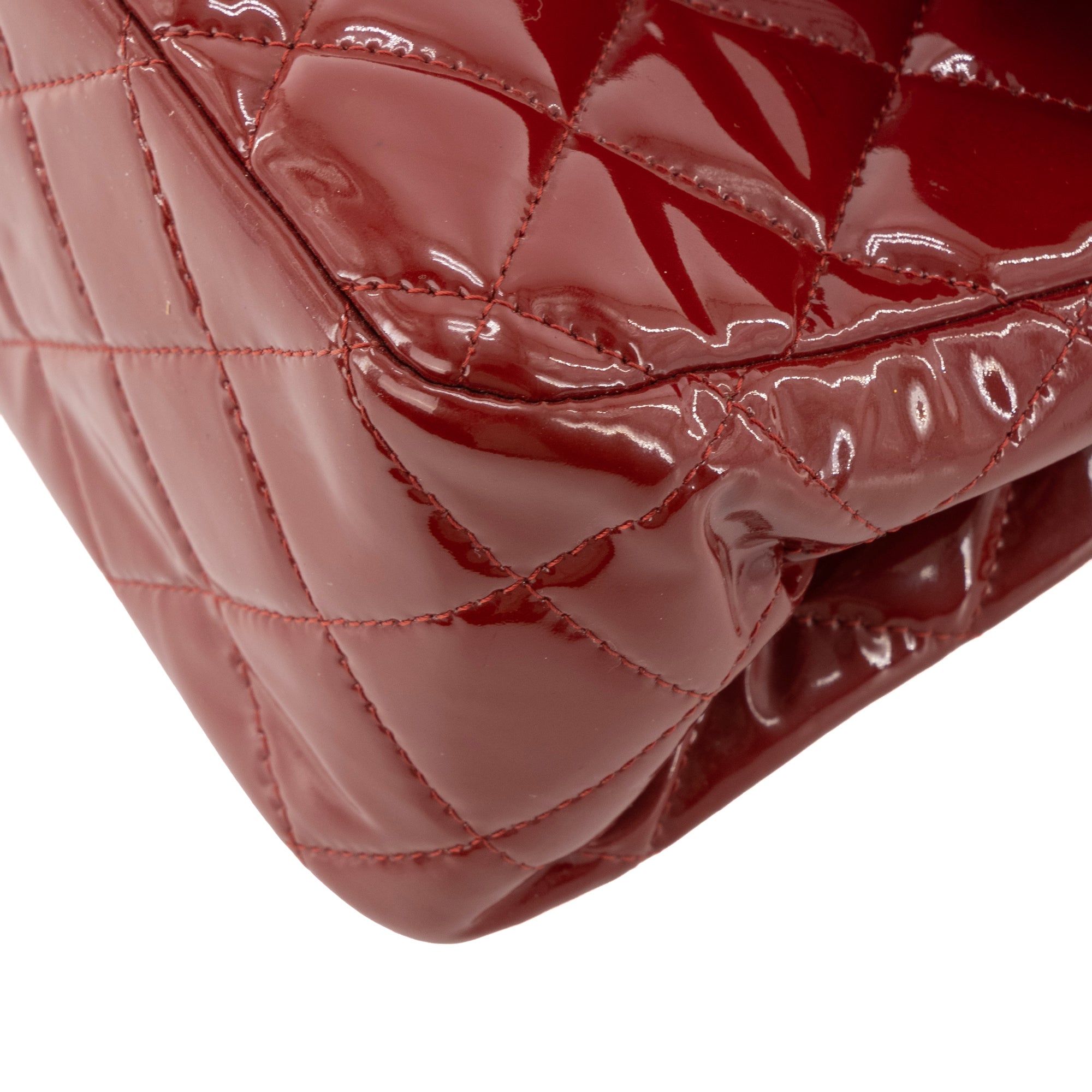CHANEL - Sac à main Classique/Timeless Jumbo Chanel en cuir verni rouge bordeaux
