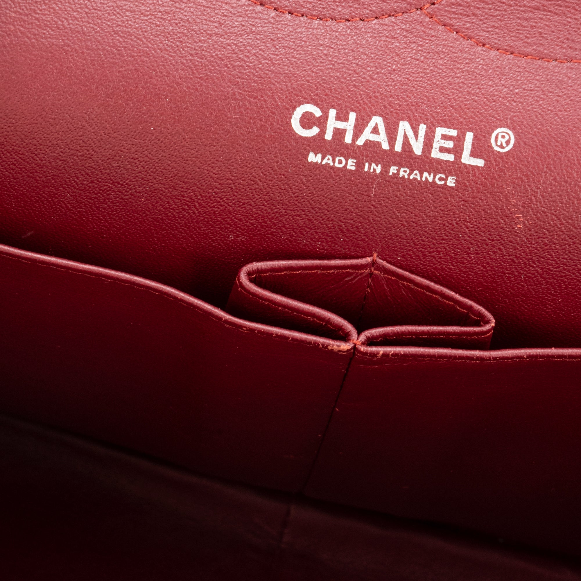 CHANEL - Sac à main Classique/Timeless Jumbo Chanel en cuir verni rouge bordeaux