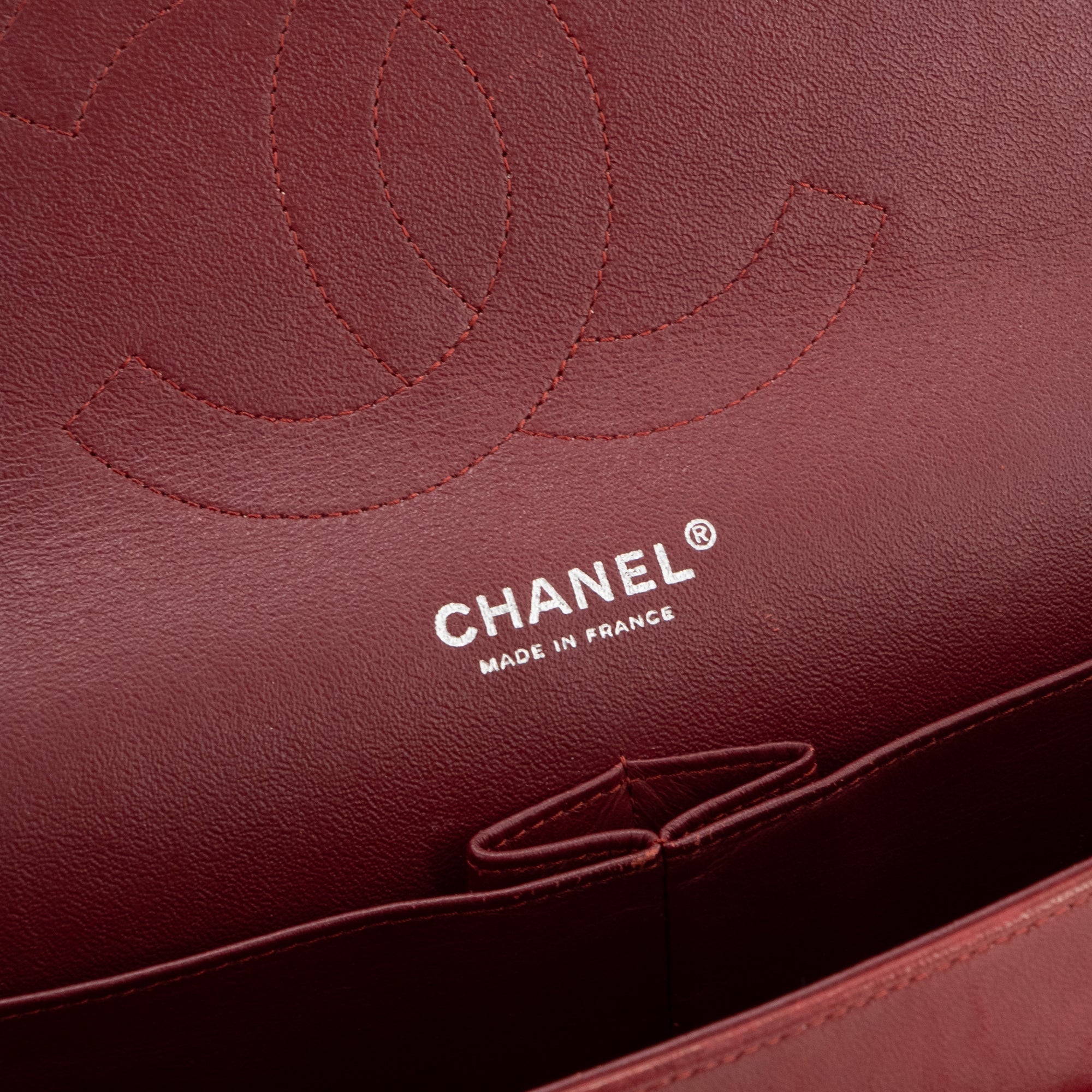 CHANEL - Sac à main Classique/Timeless Jumbo Chanel en cuir verni rouge bordeaux