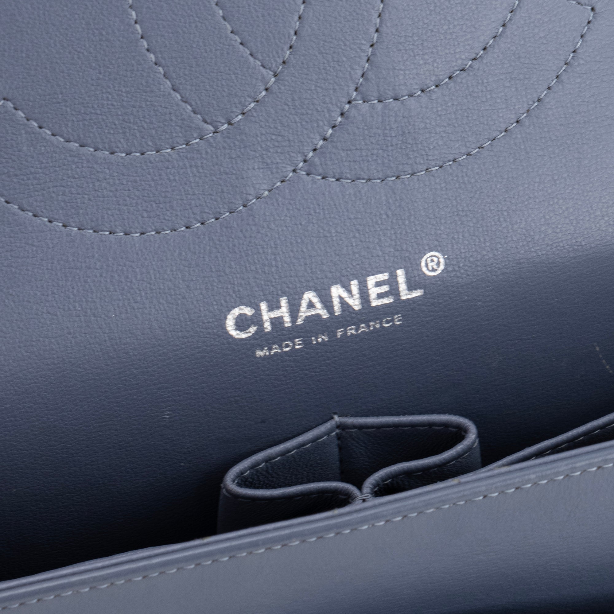 CHANEL - Sac à main Classique/Timeless Jumbo Chanel en cuir verni taupe