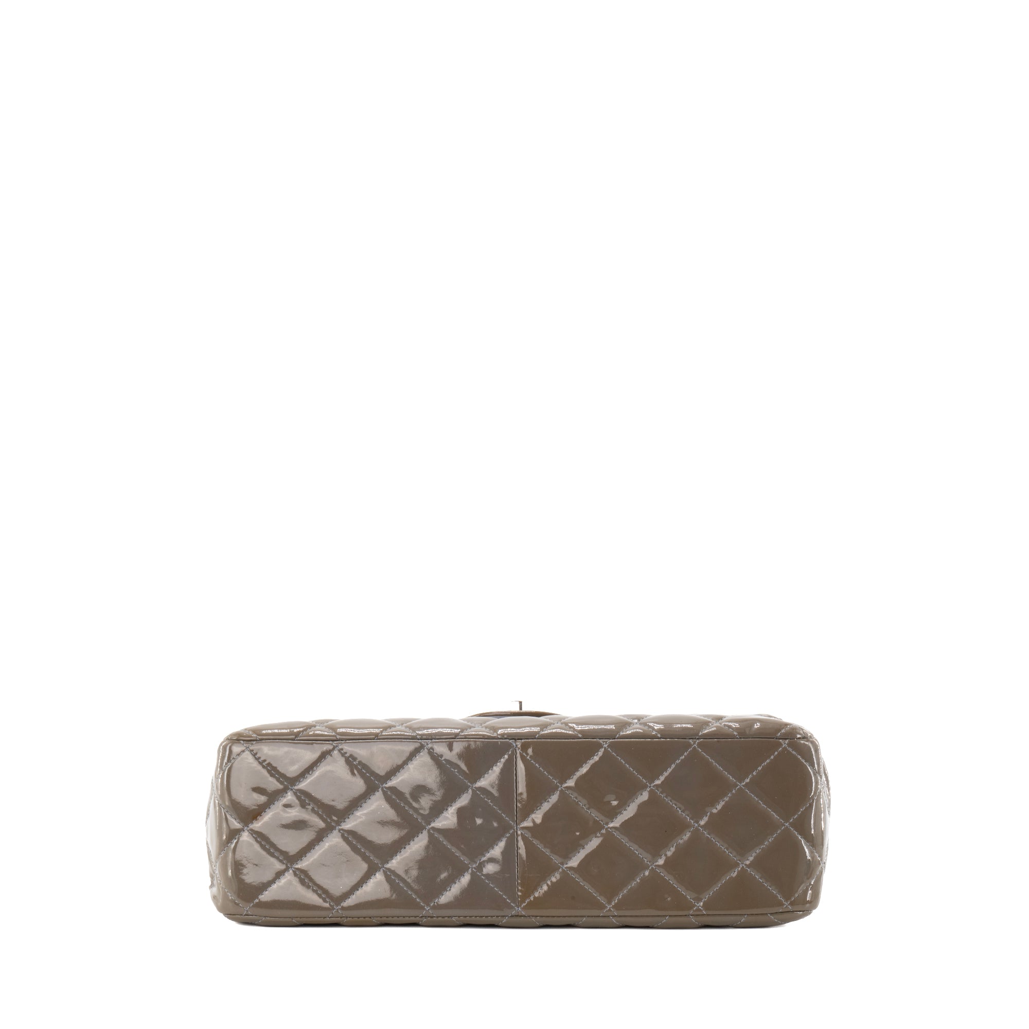 CHANEL - Sac à main Classique/Timeless Jumbo Chanel en cuir verni taupe