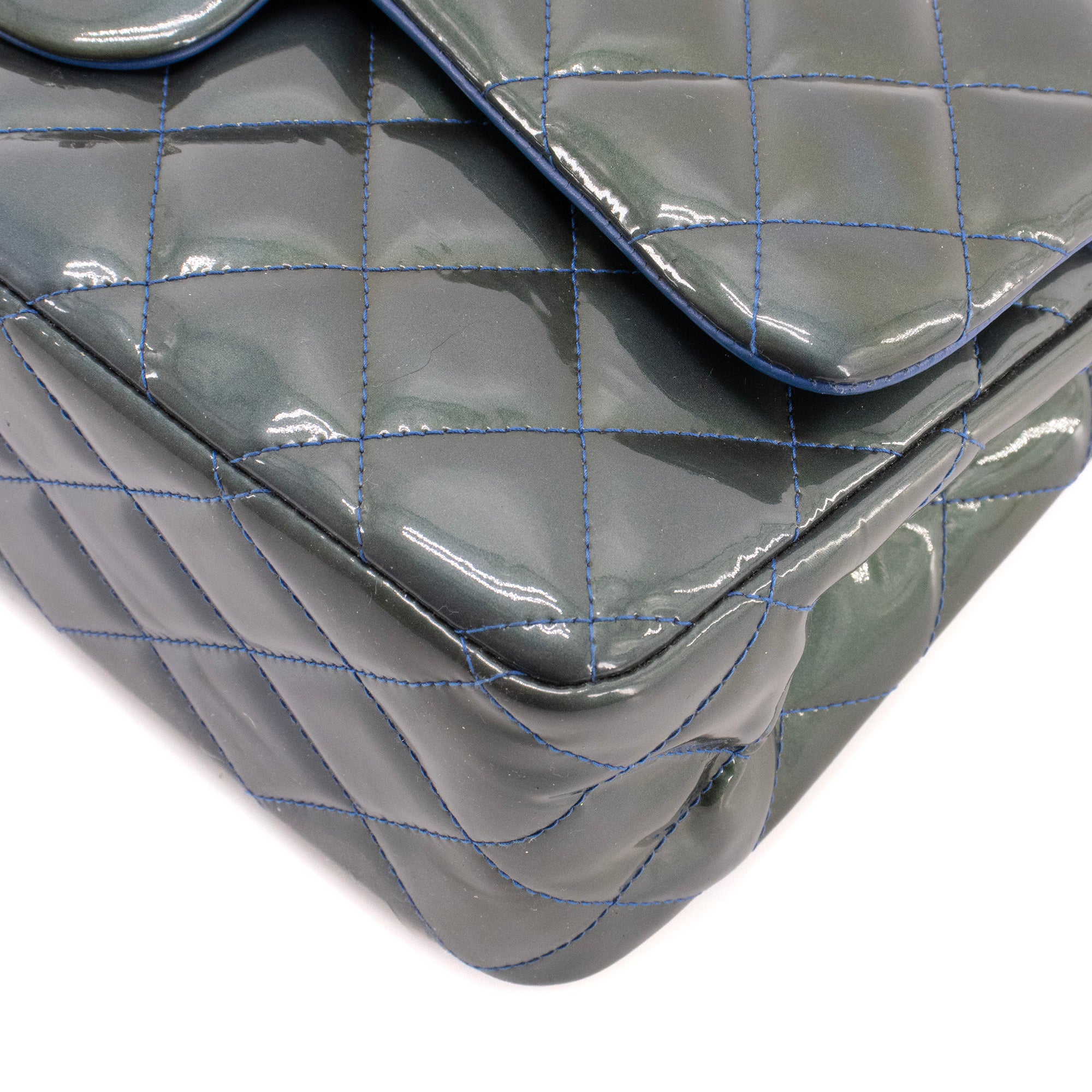CHANEL - Sac à main Classique/Timeless Jumbo Chanel en cuir verni vert