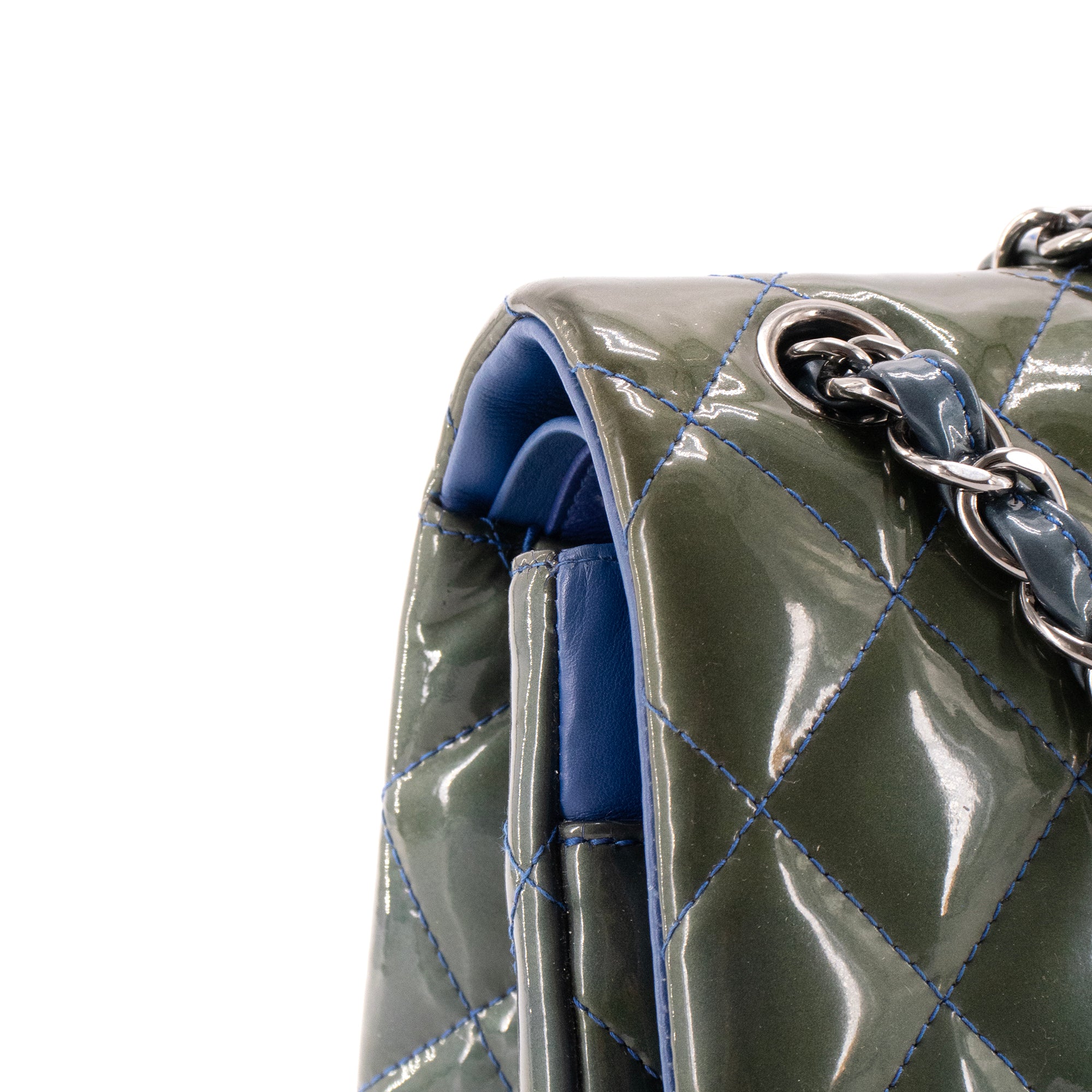 CHANEL - Sac à main Classique/Timeless Jumbo Chanel en cuir verni vert