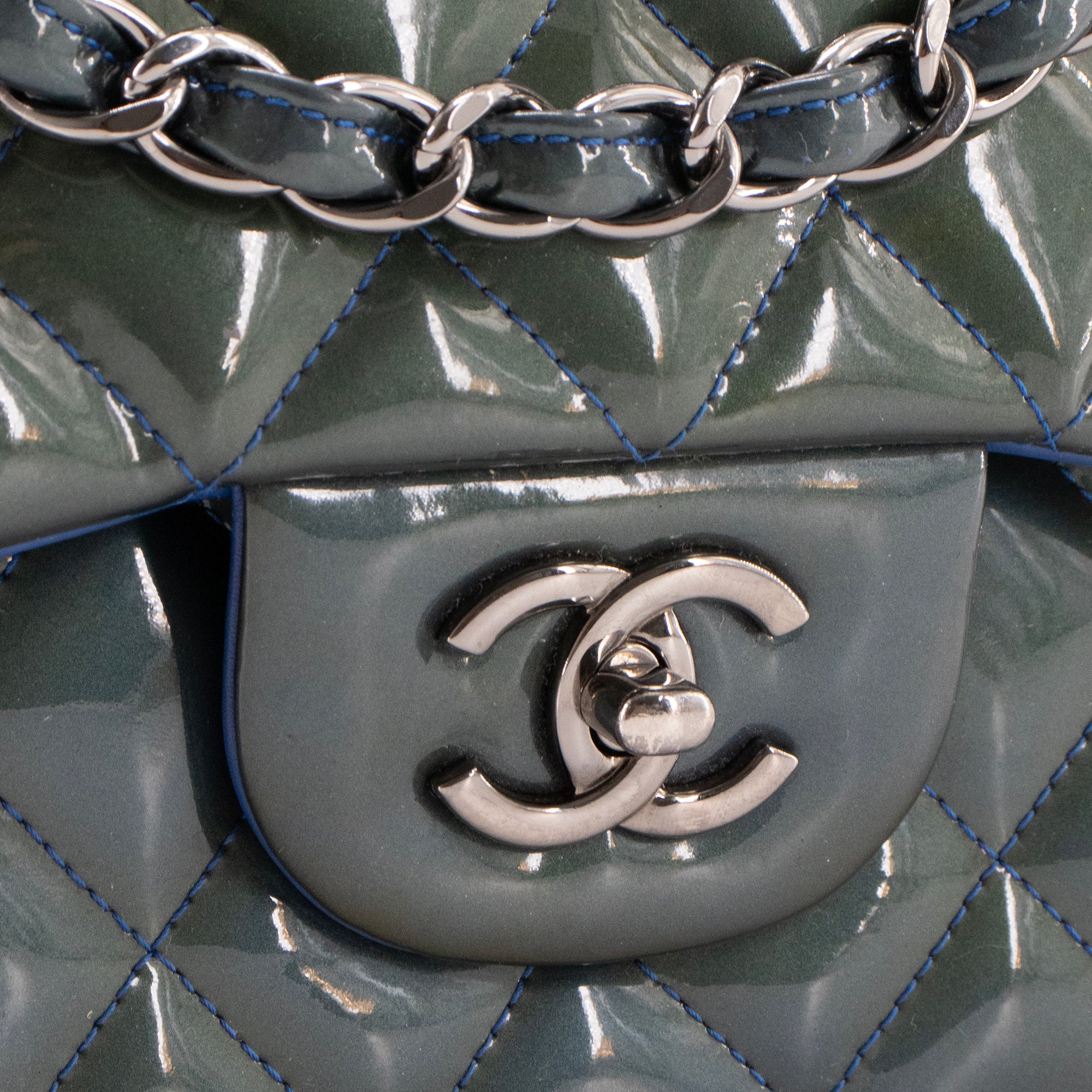 CHANEL - Sac à main Classique/Timeless Jumbo Chanel en cuir verni vert