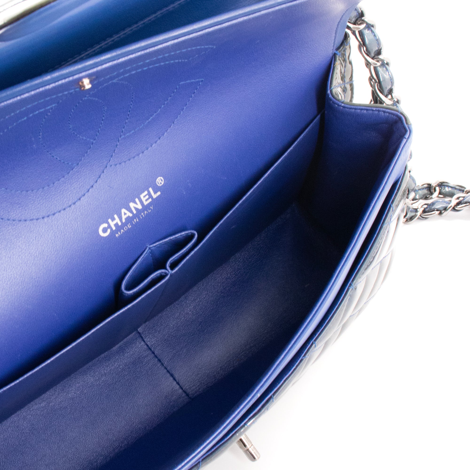 CHANEL - Sac à main Classique/Timeless Jumbo Chanel en cuir verni vert