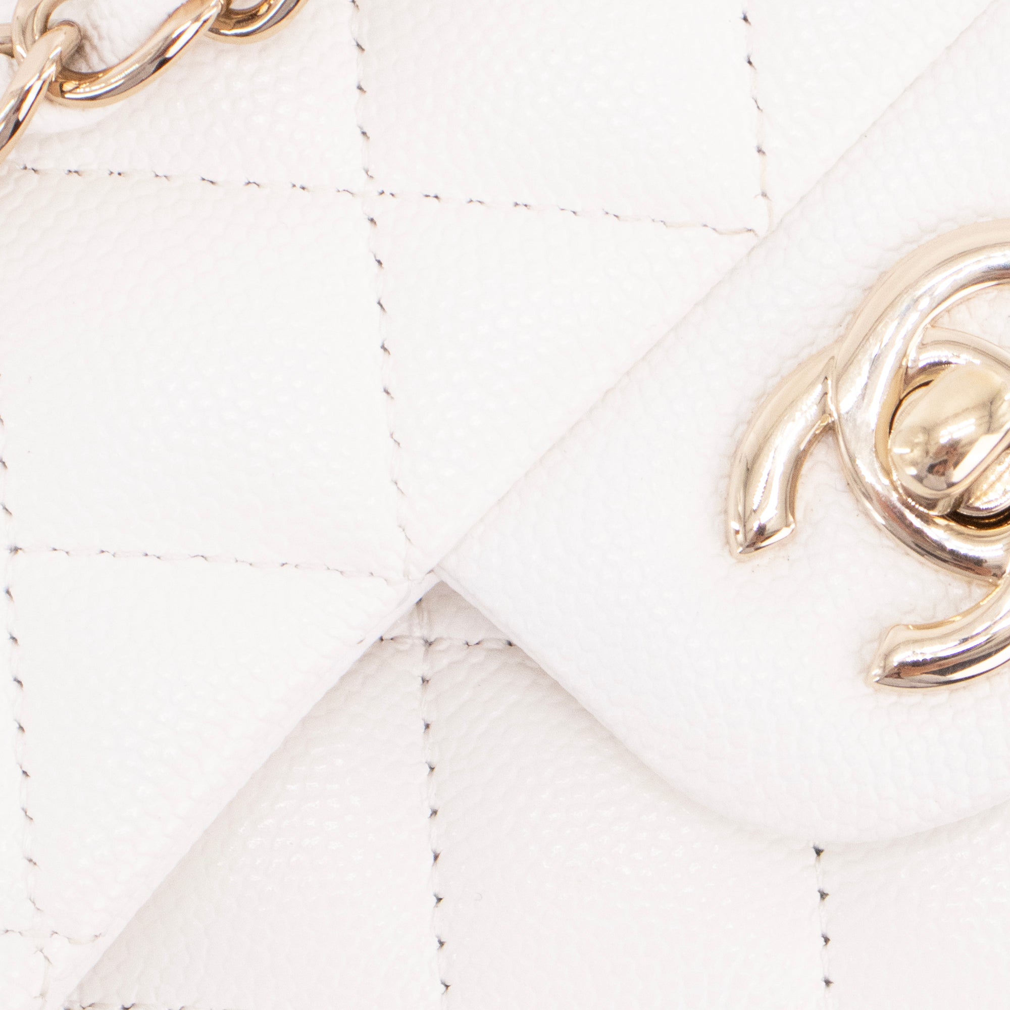 CHANEL - Sac à main Classique/Timeless small Chanel en cuir caviar blanc